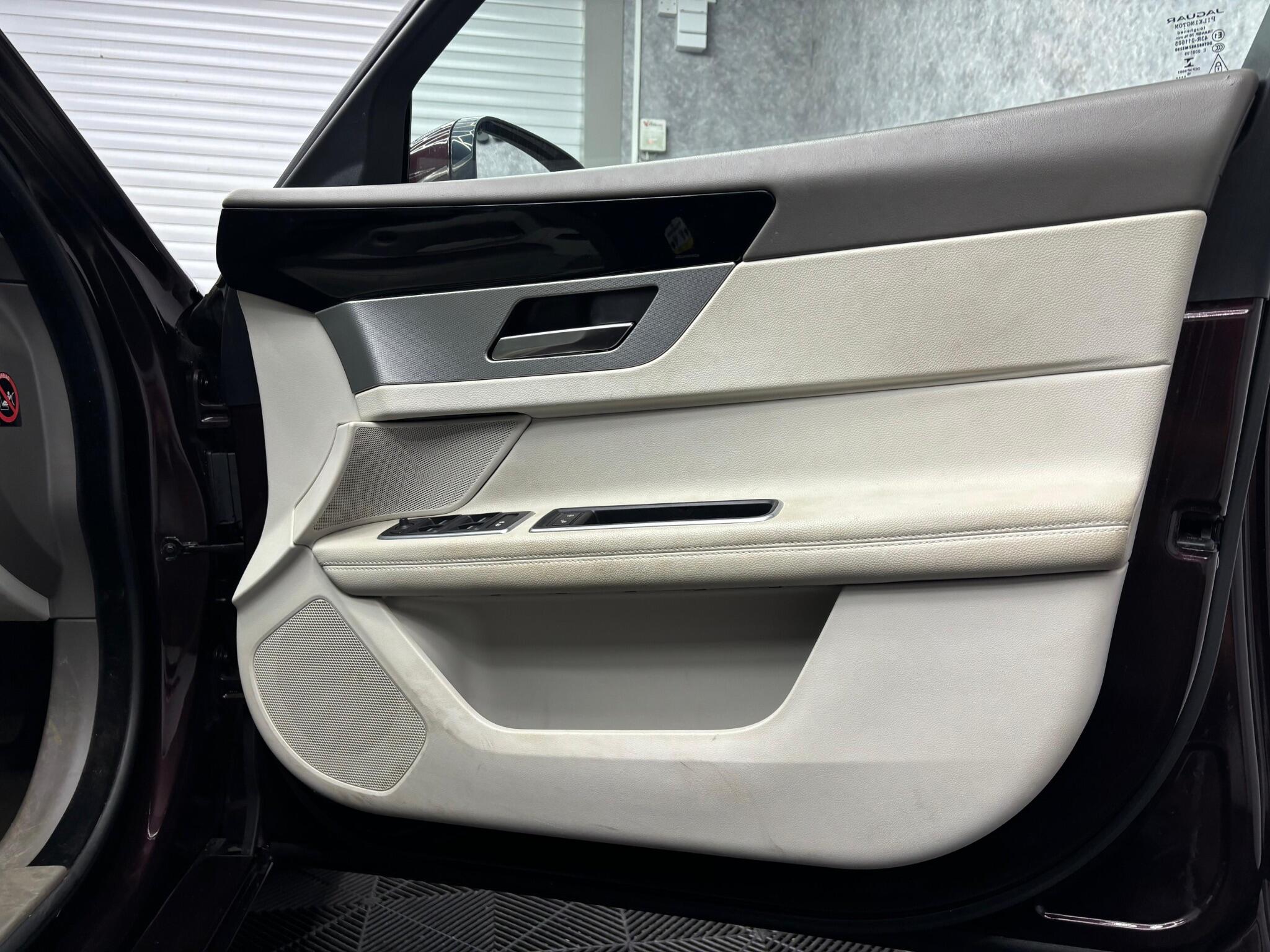 Jaguar XF view 12