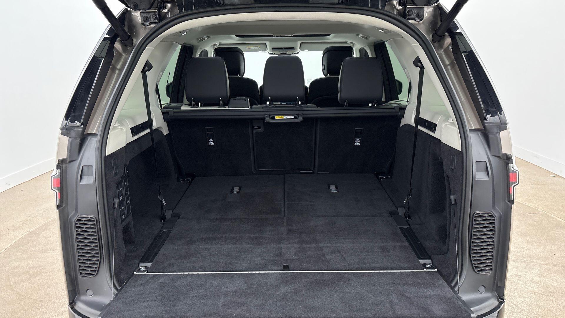 Land Rover Discovery view 10