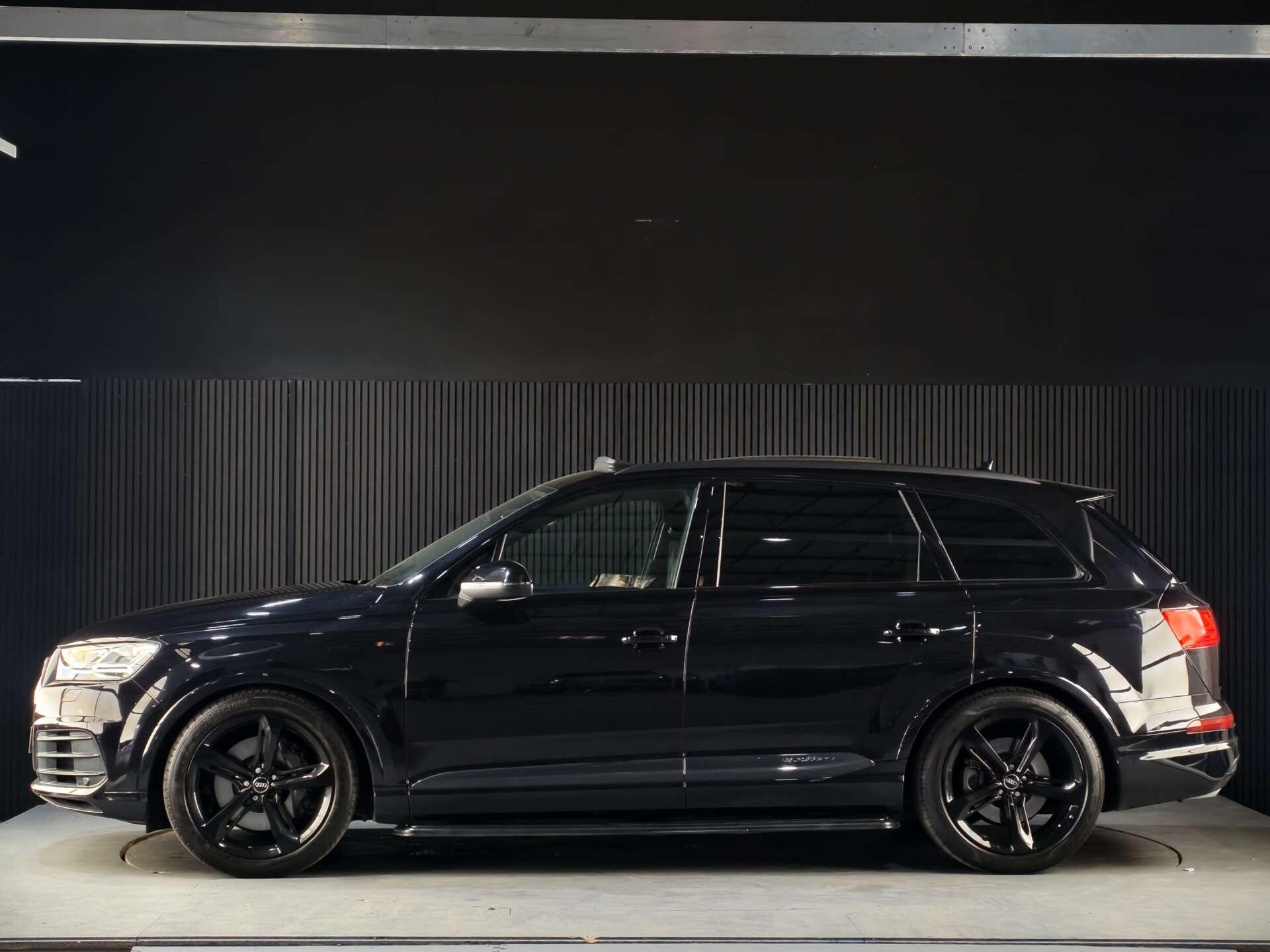 Audi Q7 view 12