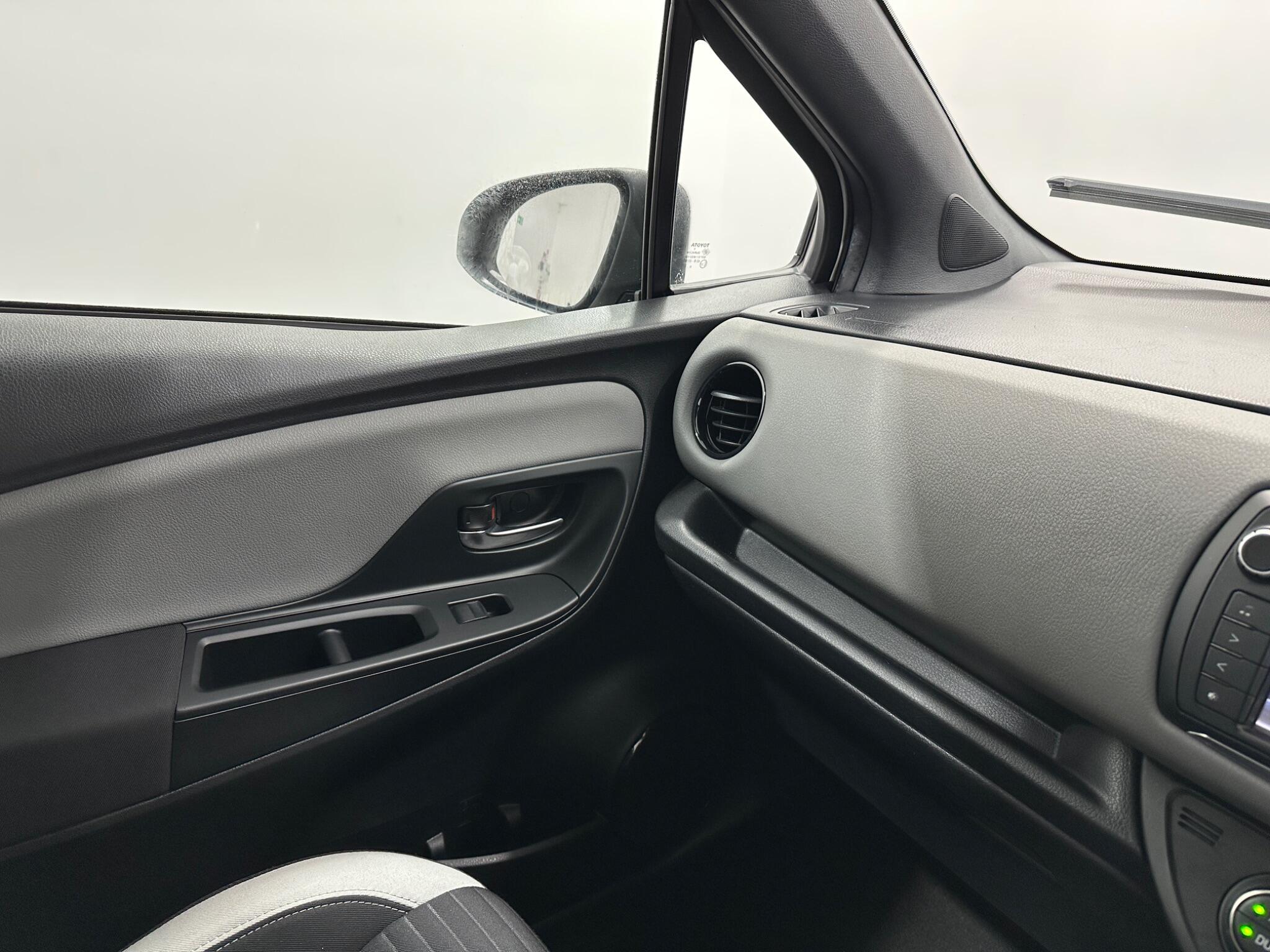 Toyota Yaris view 24