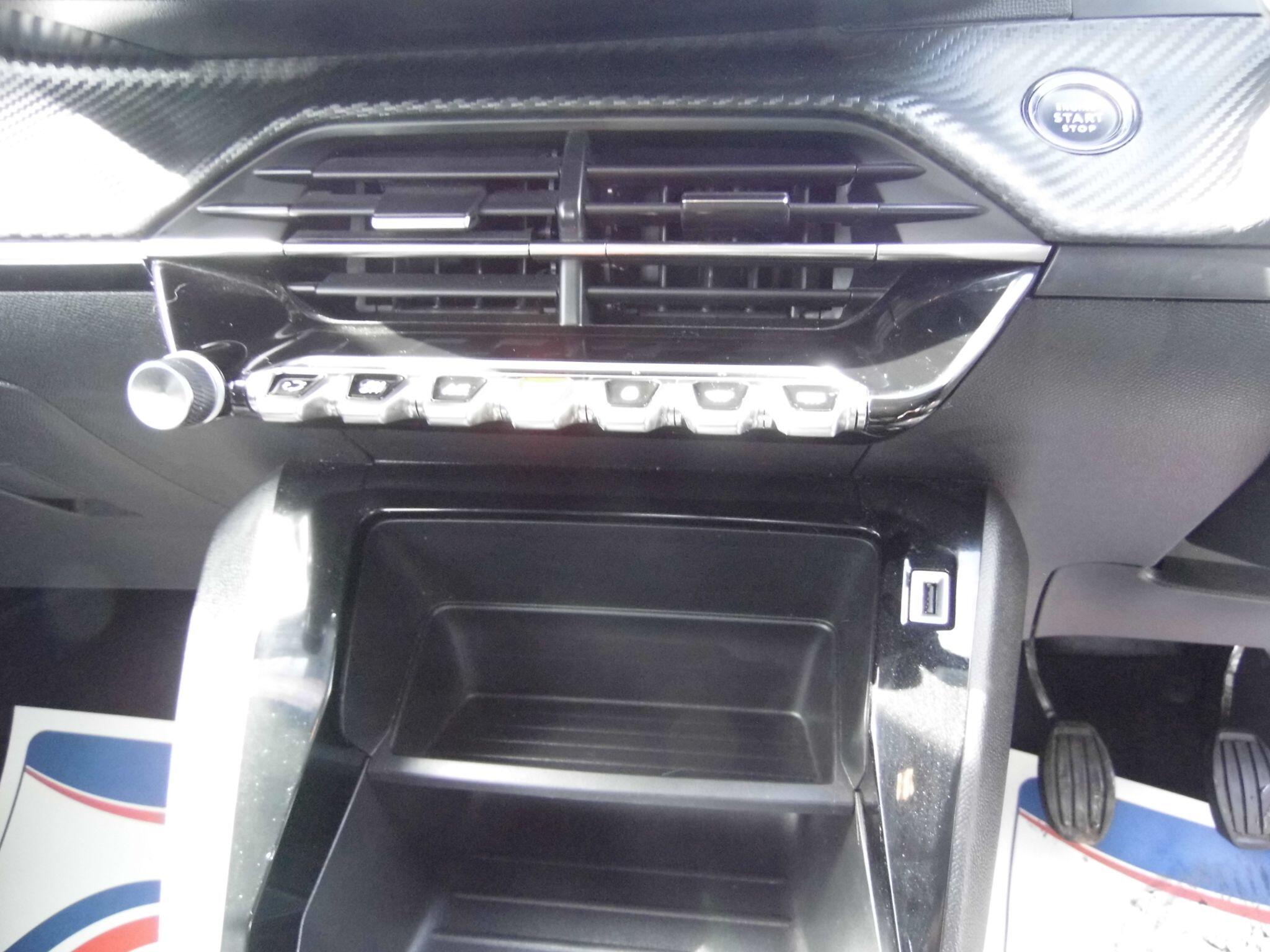 Peugeot 208 view 28