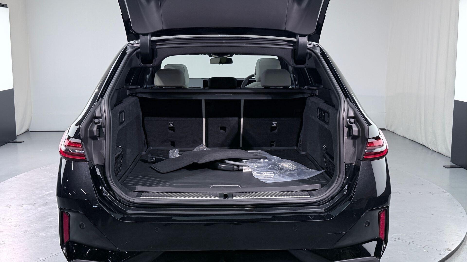 BMW 5 Series view 13