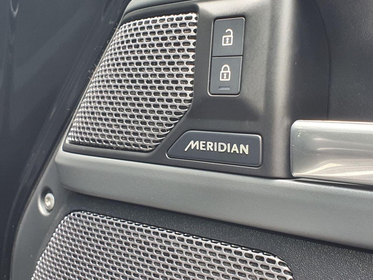 Land Rover Defender 110 view 47