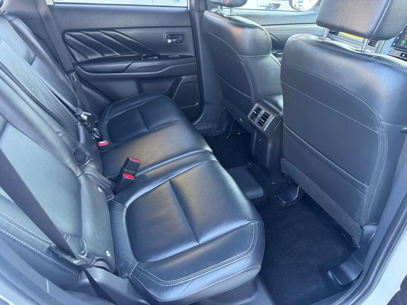 Mitsubishi Outlander view 13