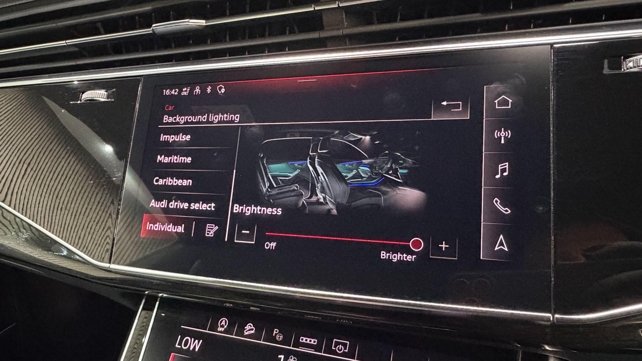 Audi Q8 view 28