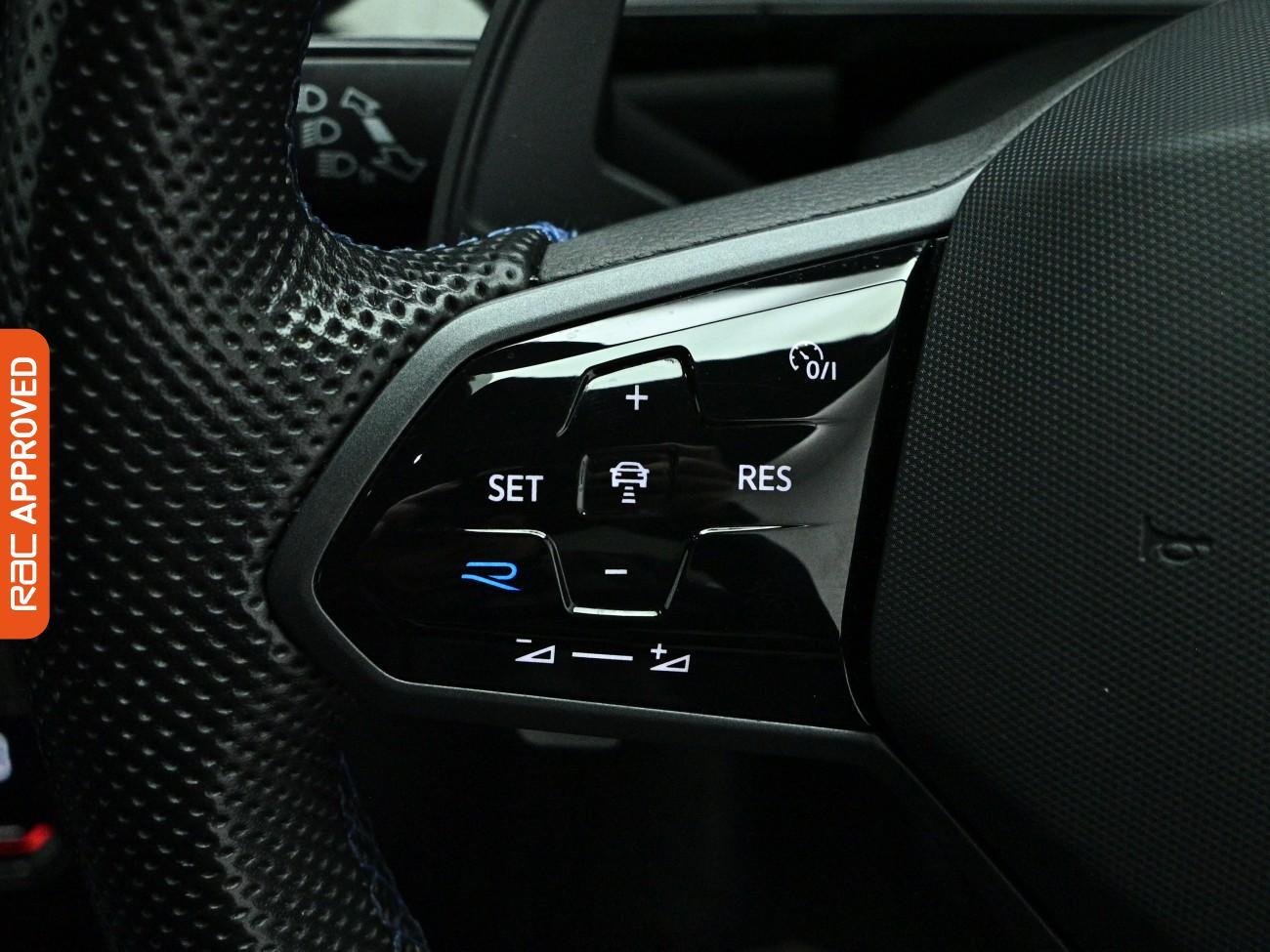 Volkswagen T-Roc view 21