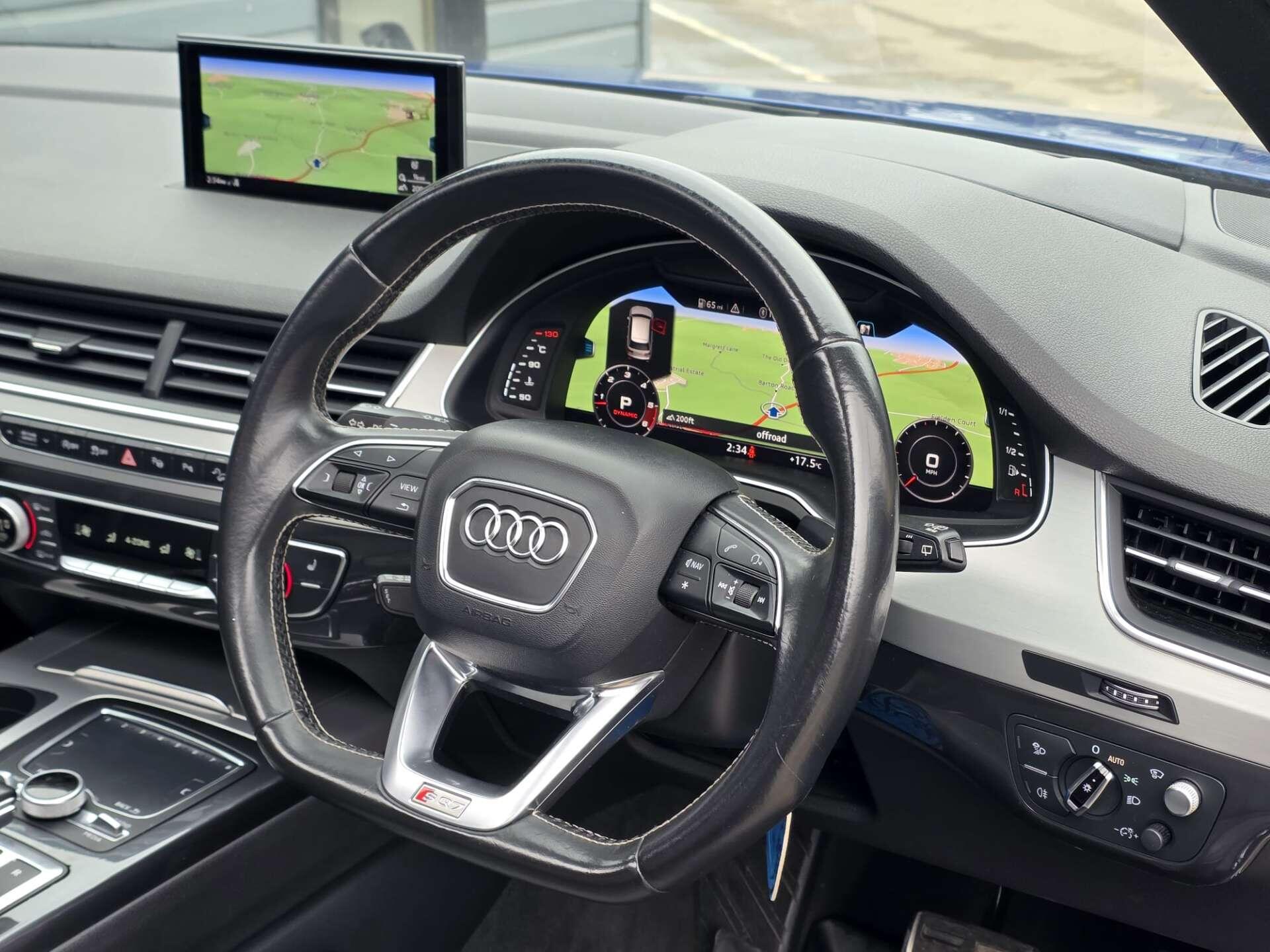 Audi SQ7 view 45