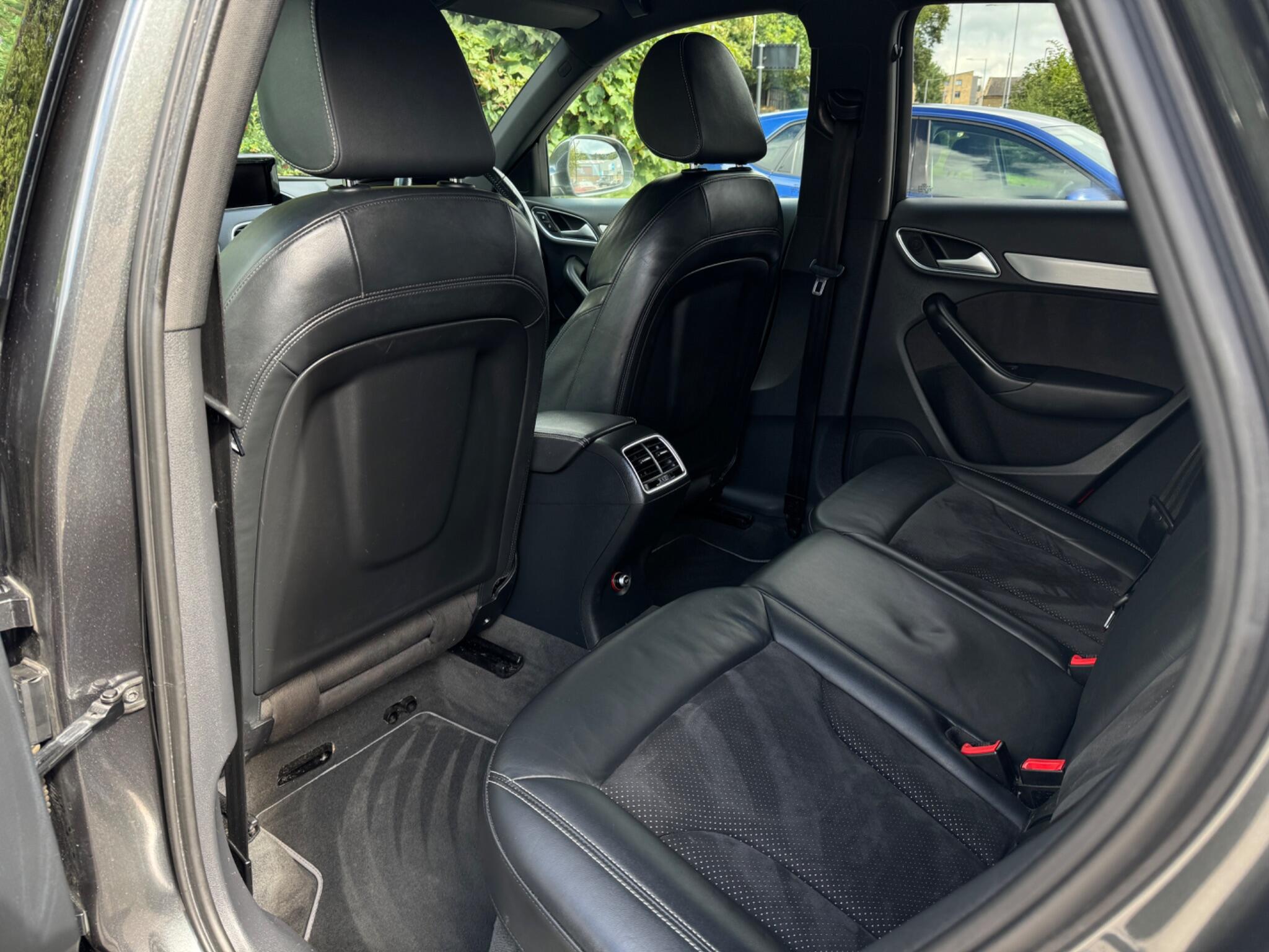 Audi Q3 view 33