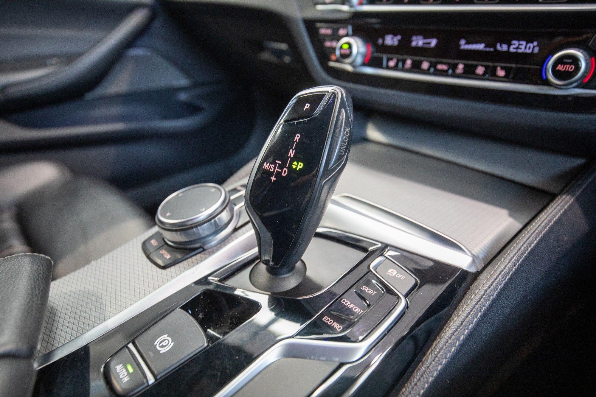 BMW 5 Series view 24