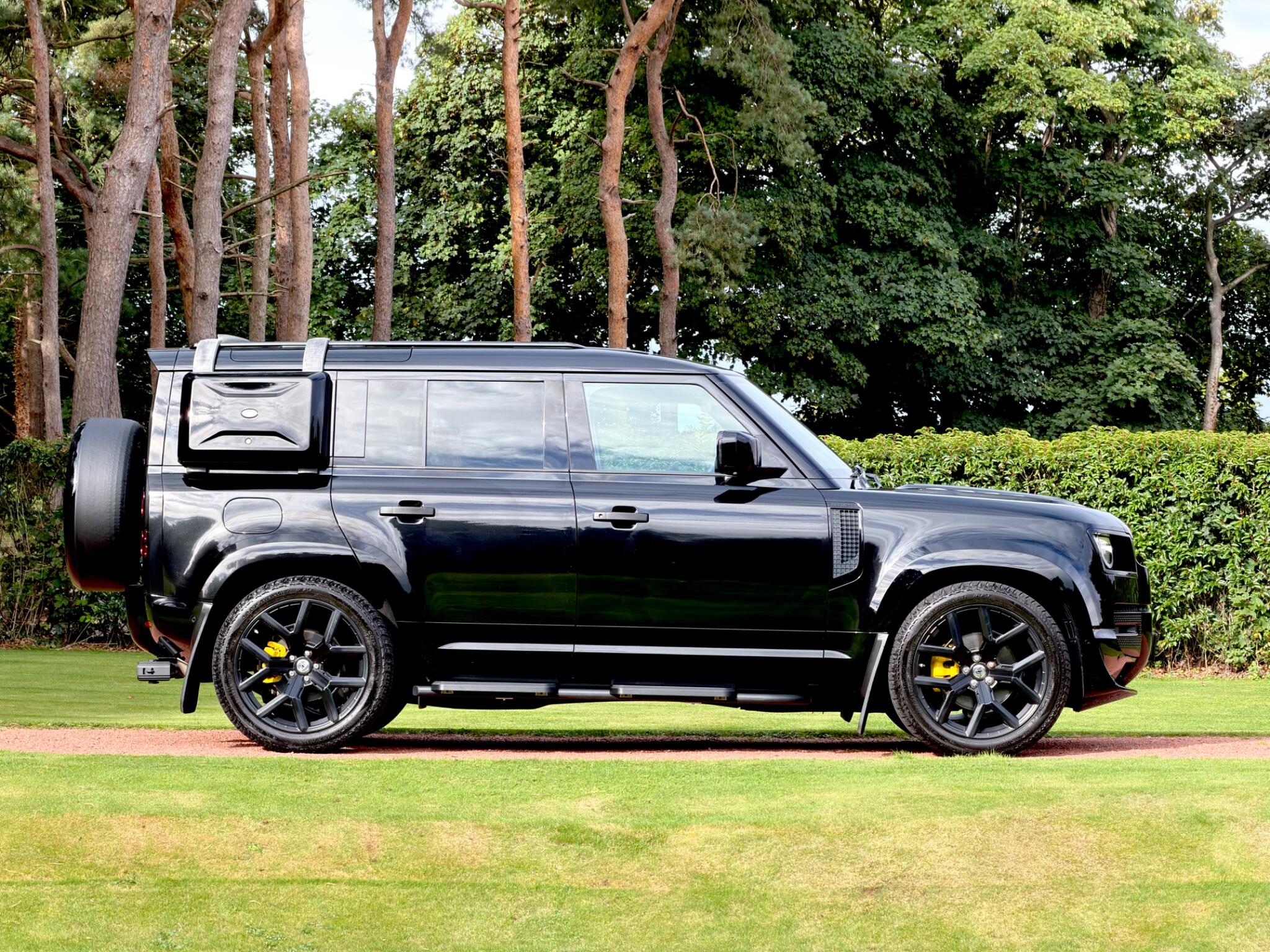 Land Rover Defender 110 view 5