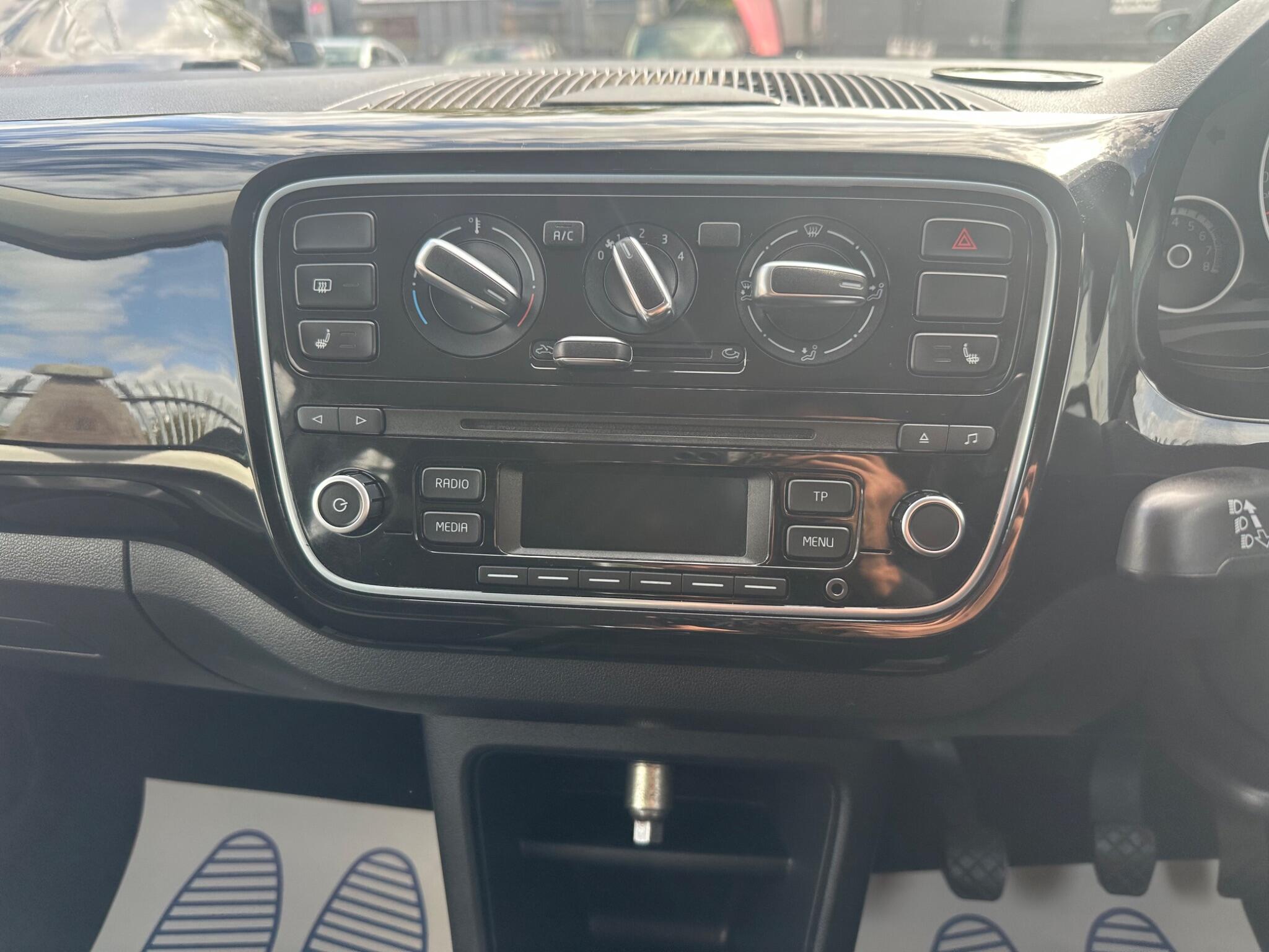 Volkswagen up! view 31