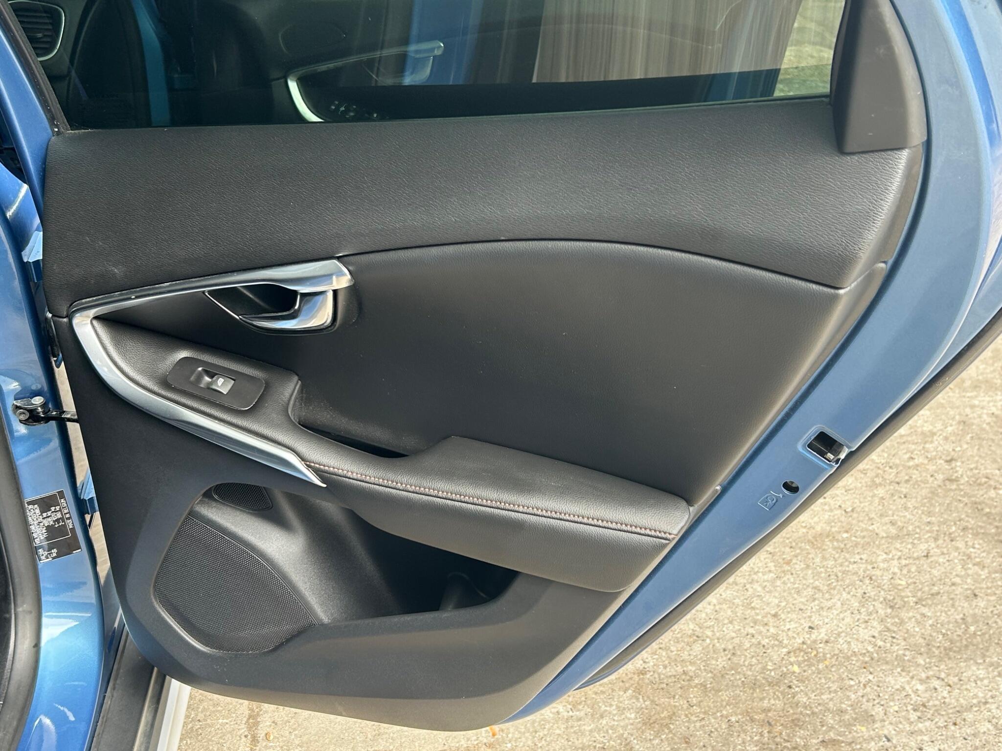 Volvo V40 Cross Country view 37