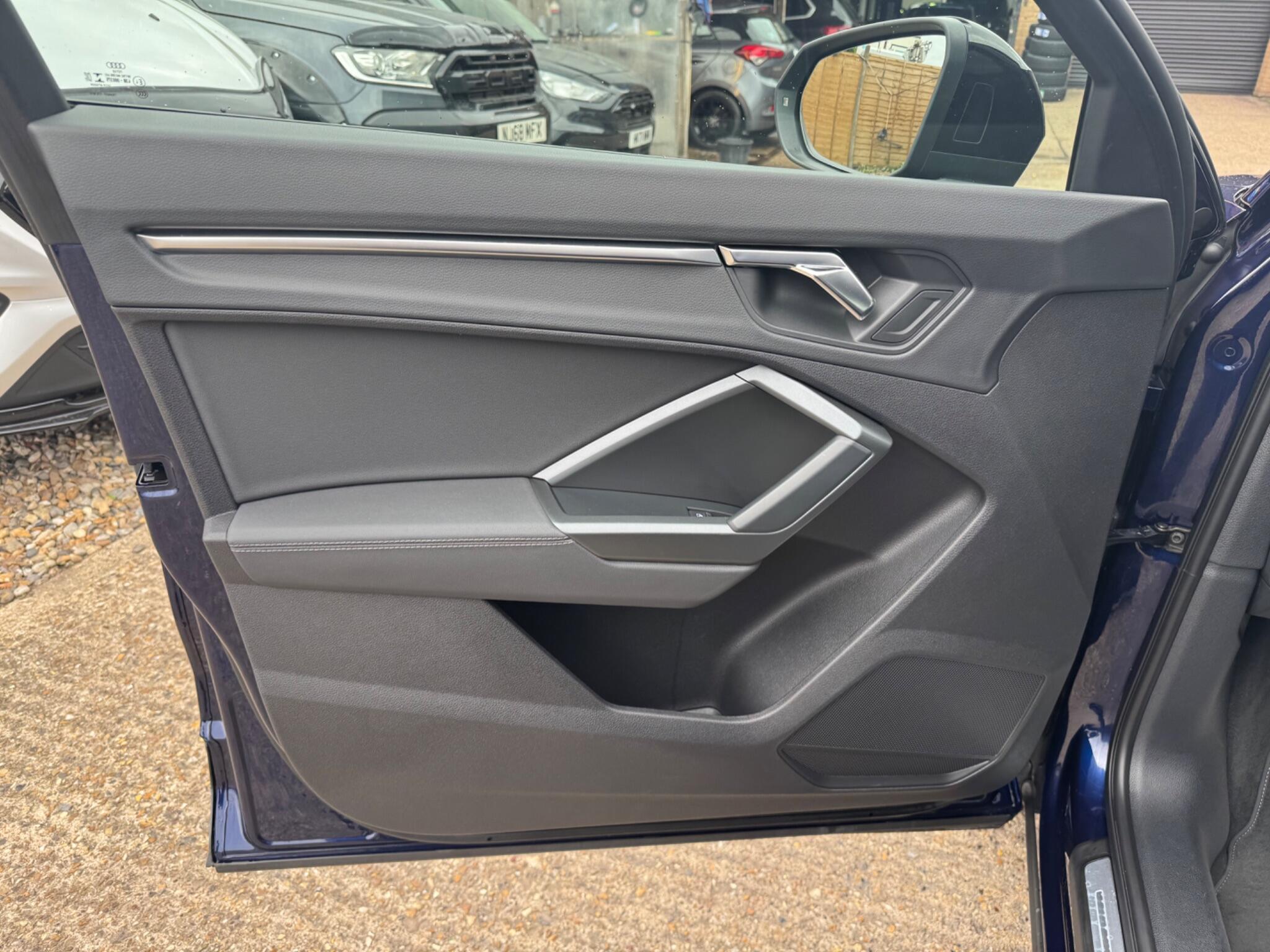 Audi Q3 view 38