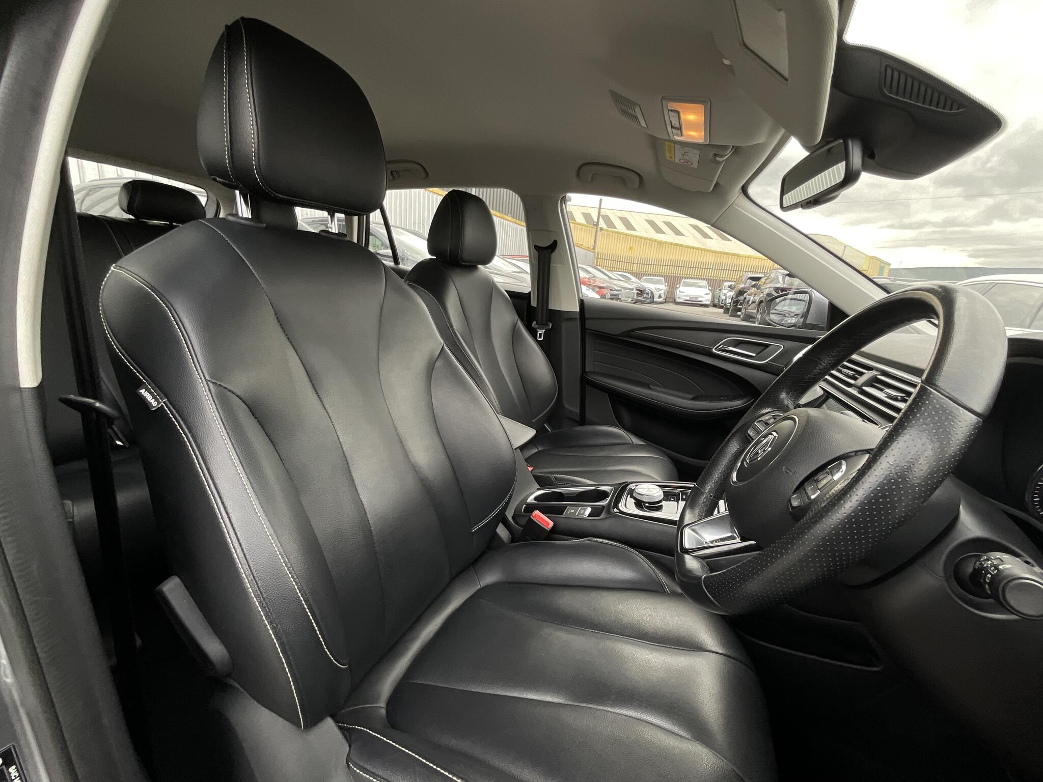 MG MG5 view 8