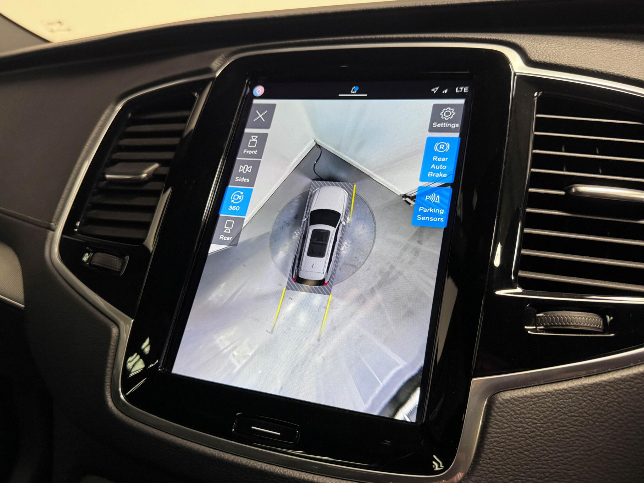 Volvo XC90 view 14