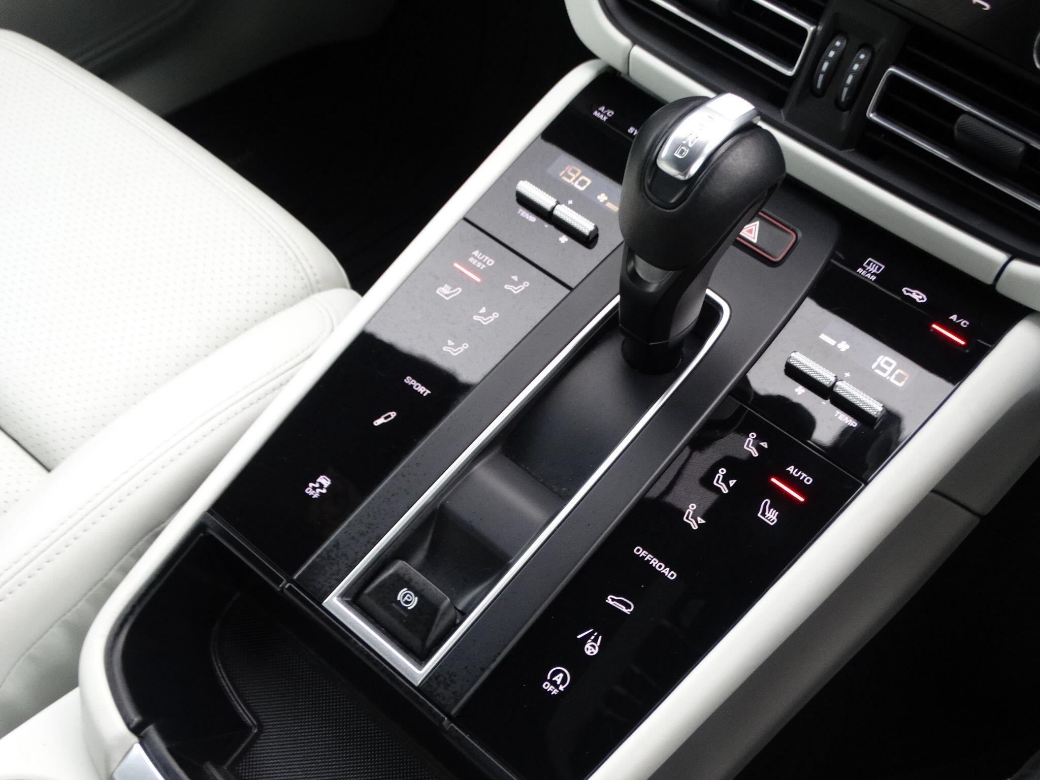 Porsche Macan view 31