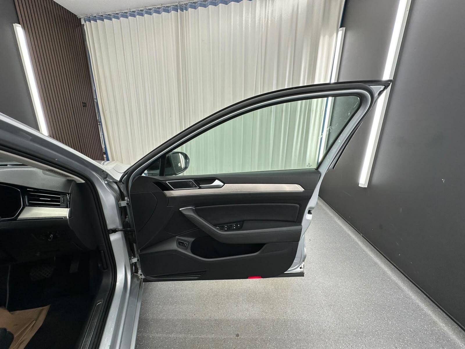 Volkswagen Passat view 20