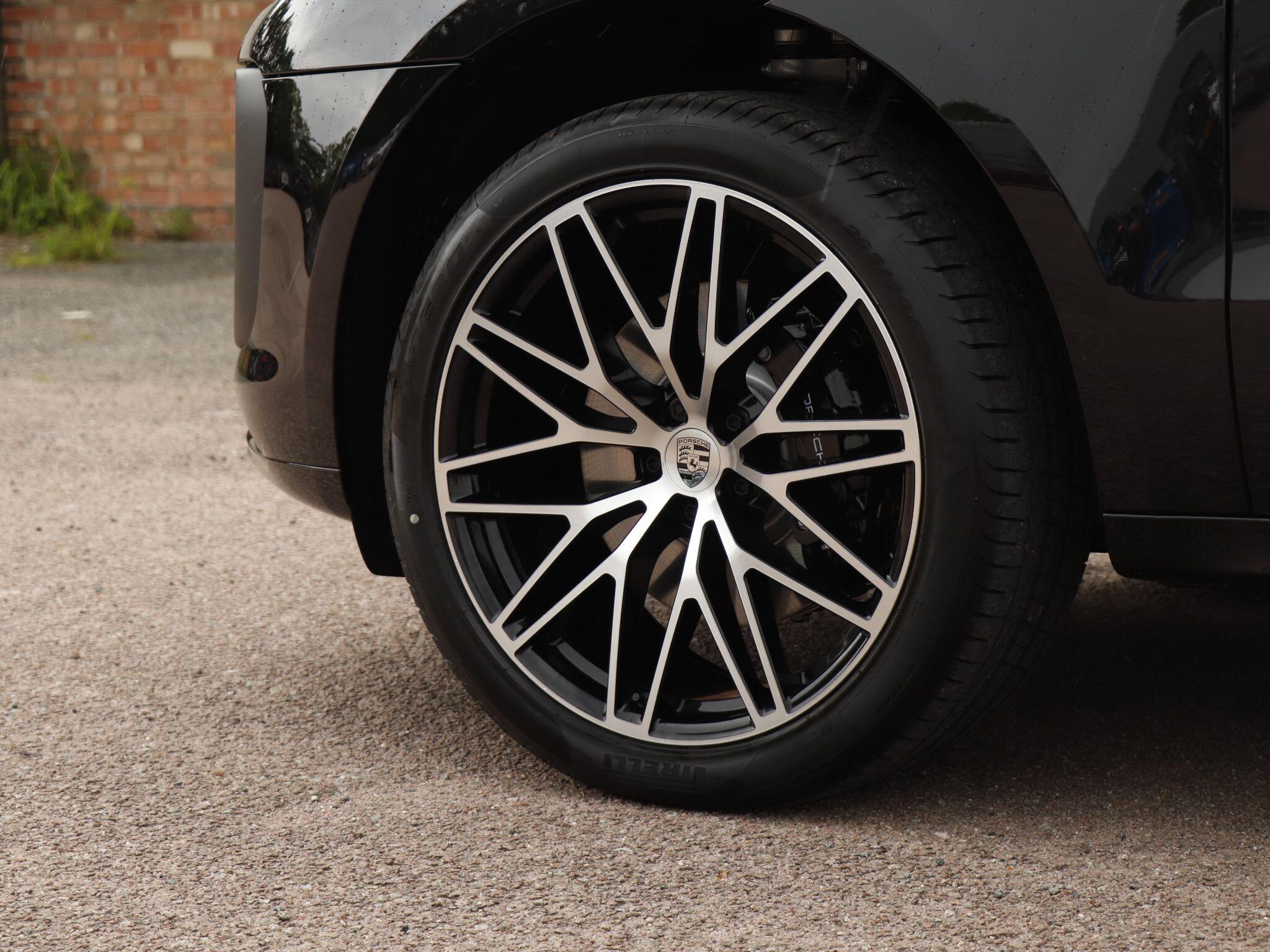 Porsche Macan view 31