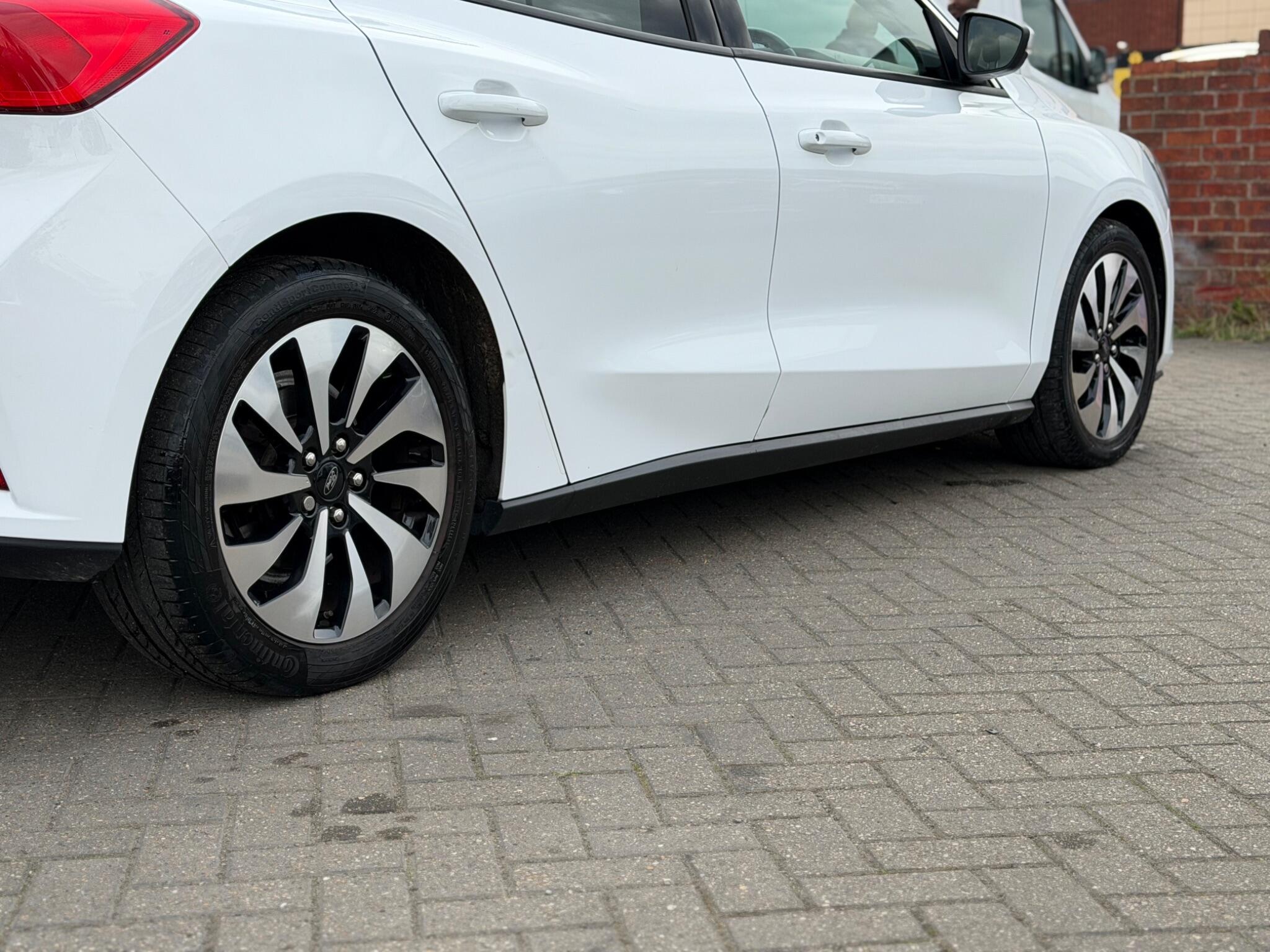 Ford Focus view 11