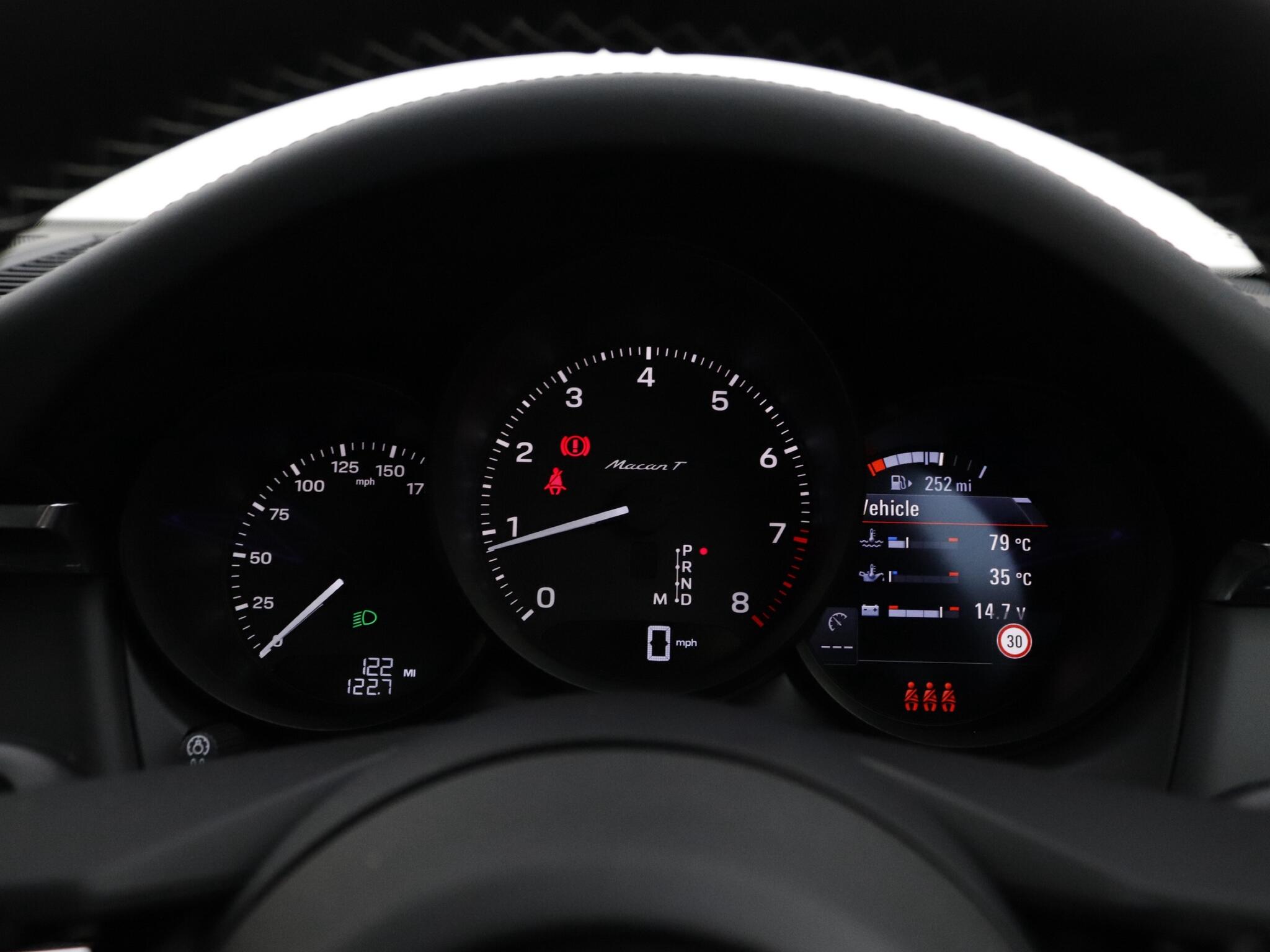 Porsche Macan view 16