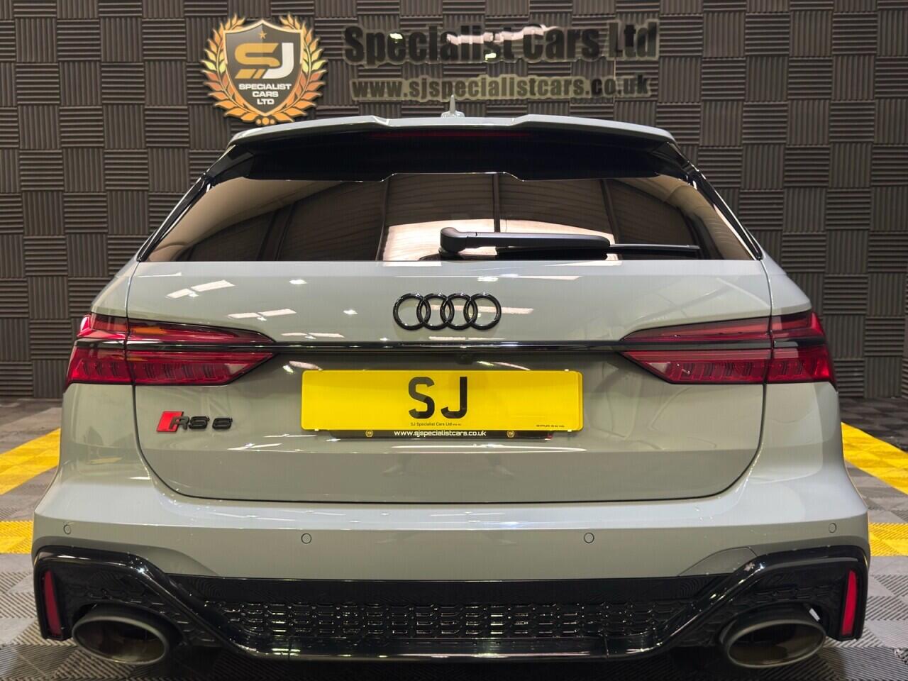Audi RS6 Avant view 5