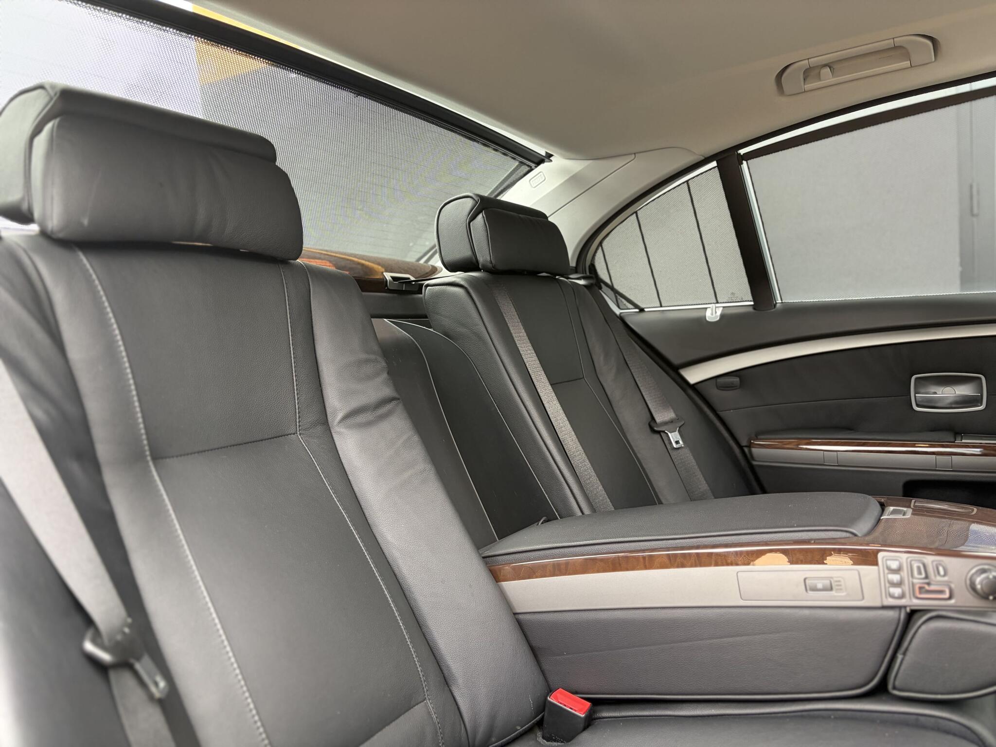 BMW 7 Series view 23