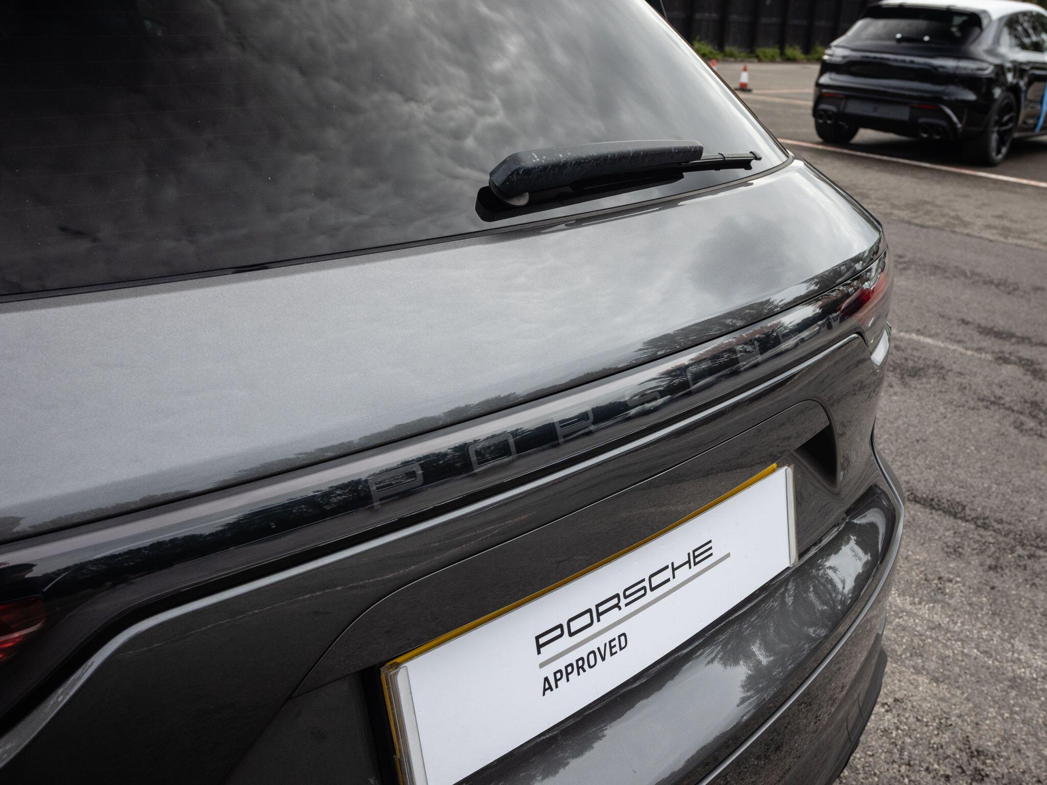 Porsche Cayenne view 31