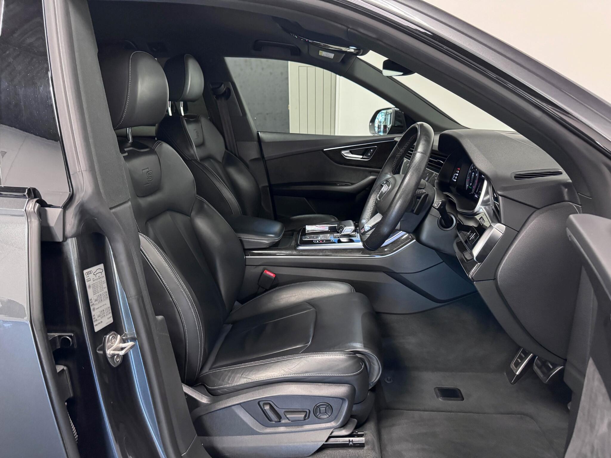 Audi Q8 view 32