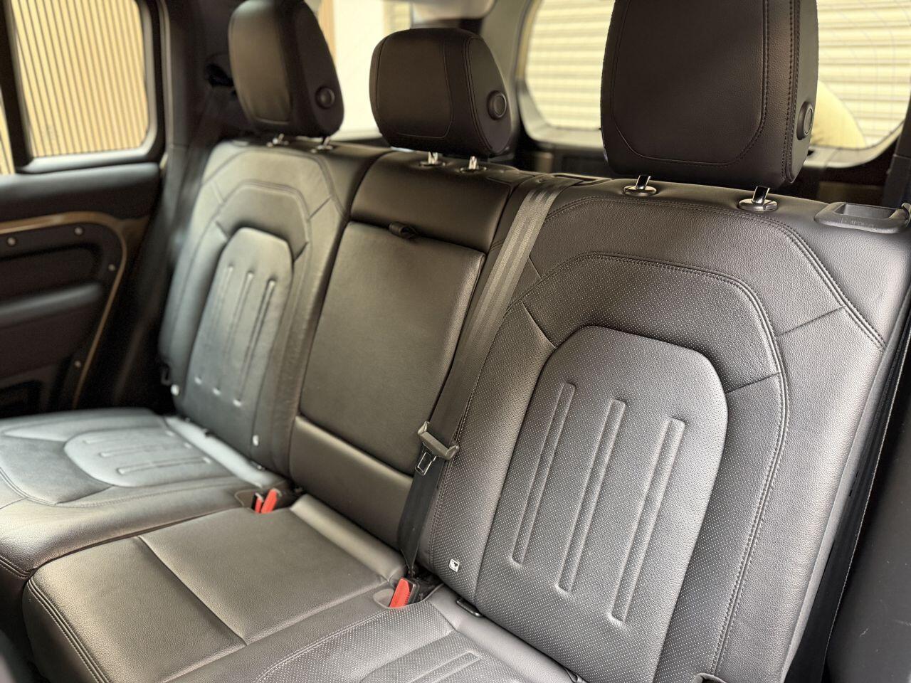 Land Rover Defender 110 view 24