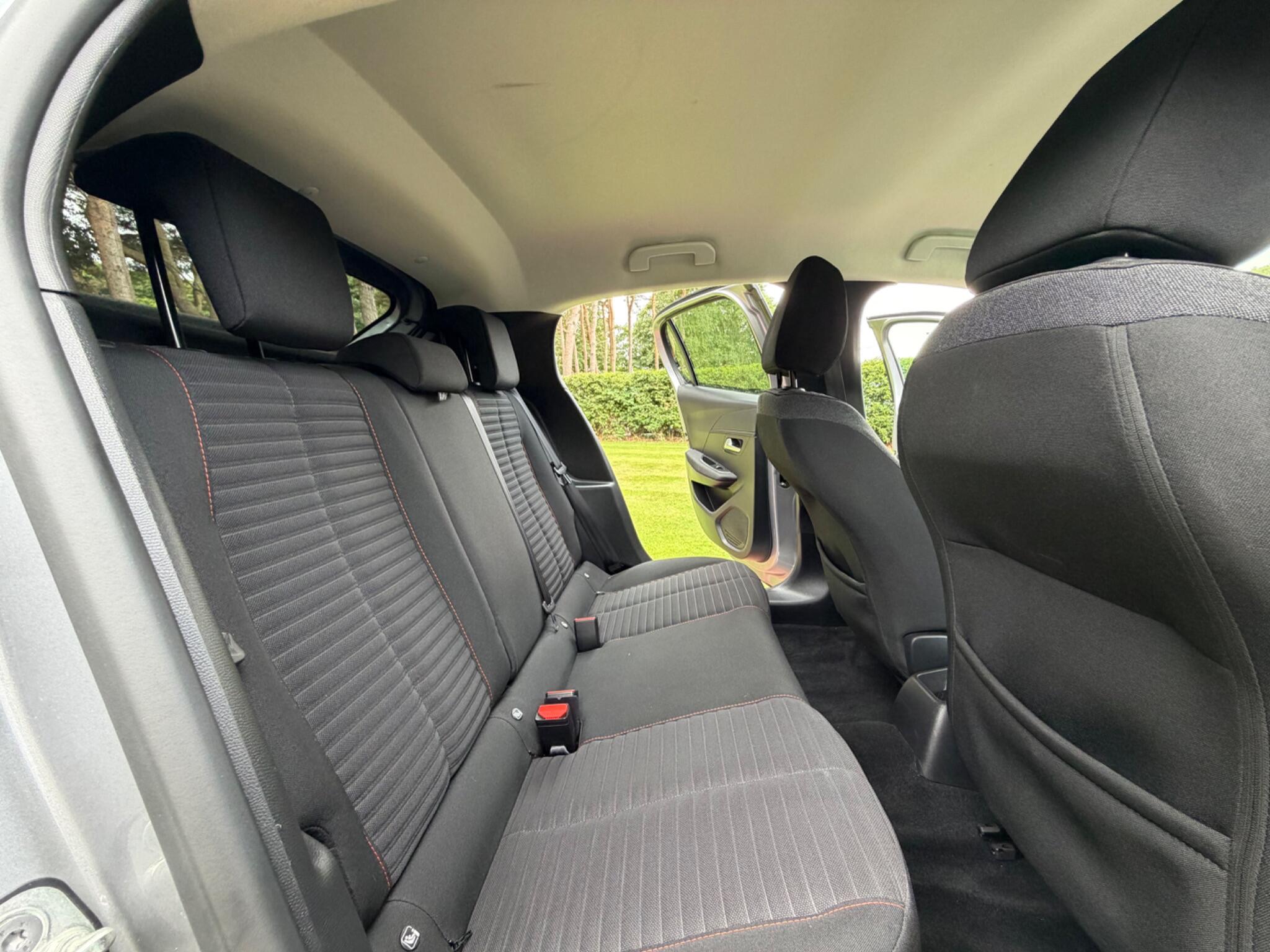 Peugeot 208 view 12