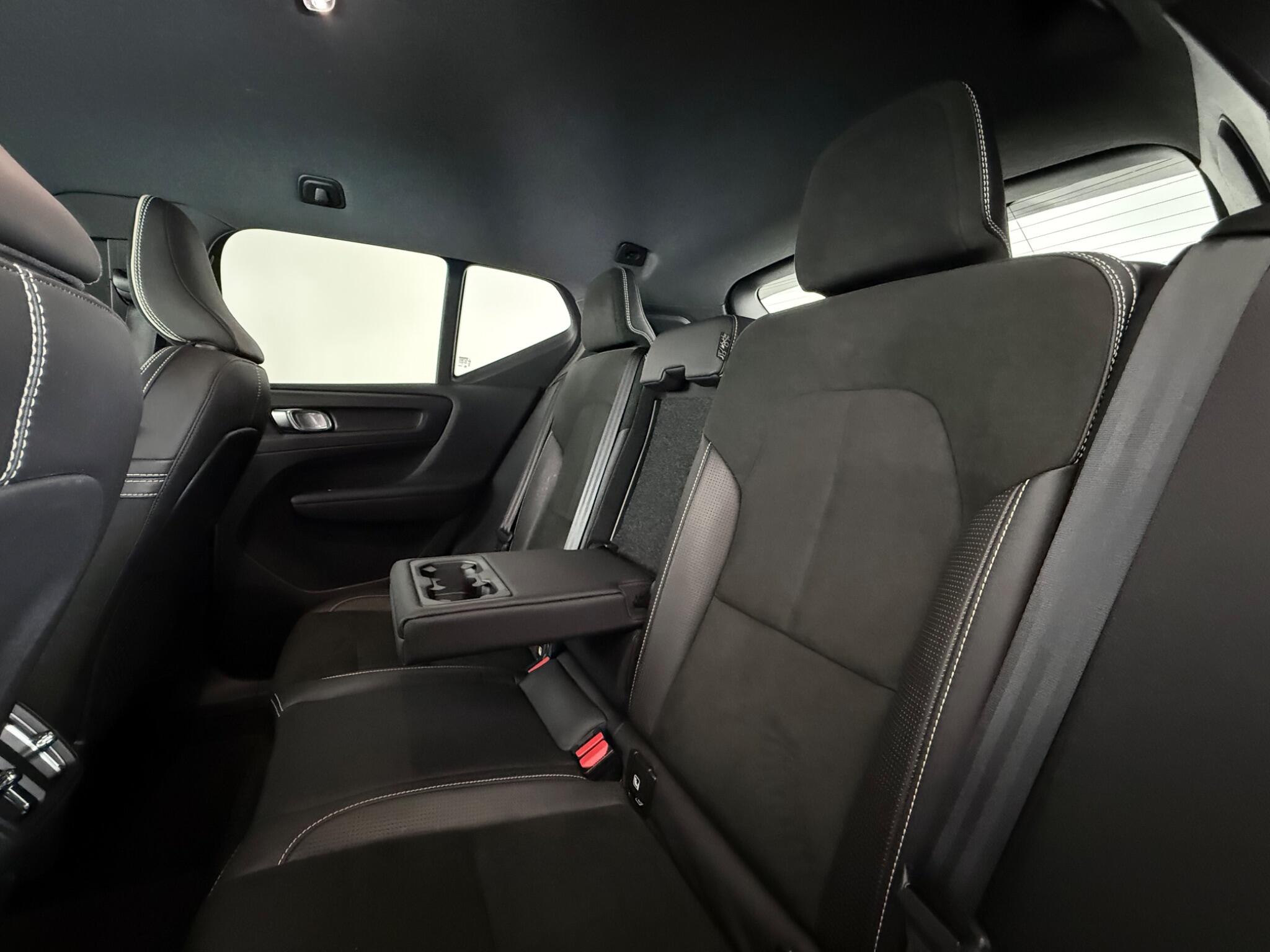Volvo XC40 view 16