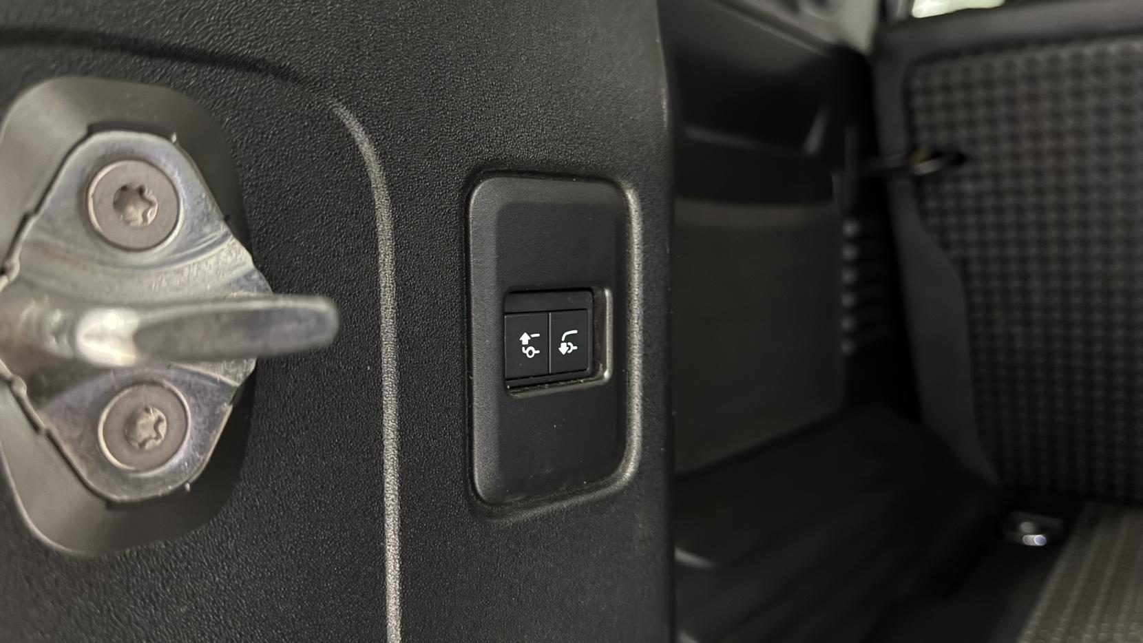 Land Rover Defender view 50