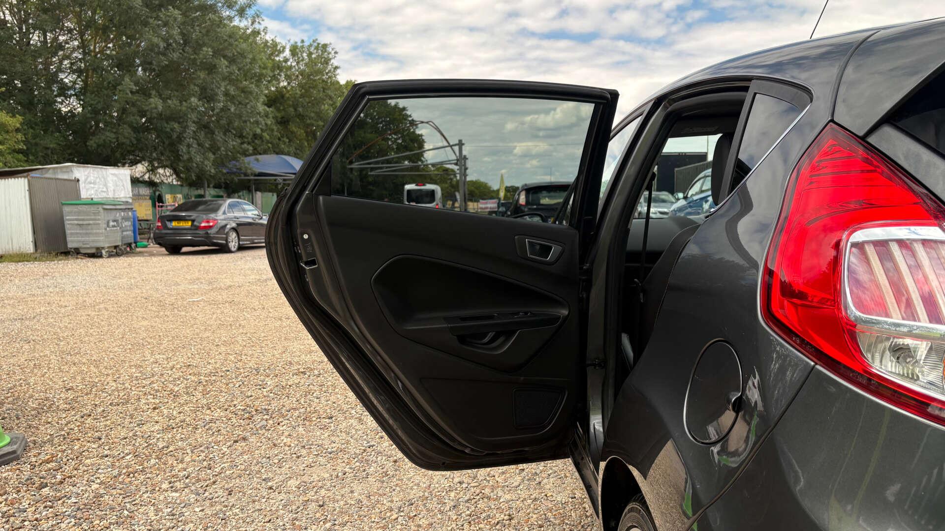 Ford Fiesta view 37