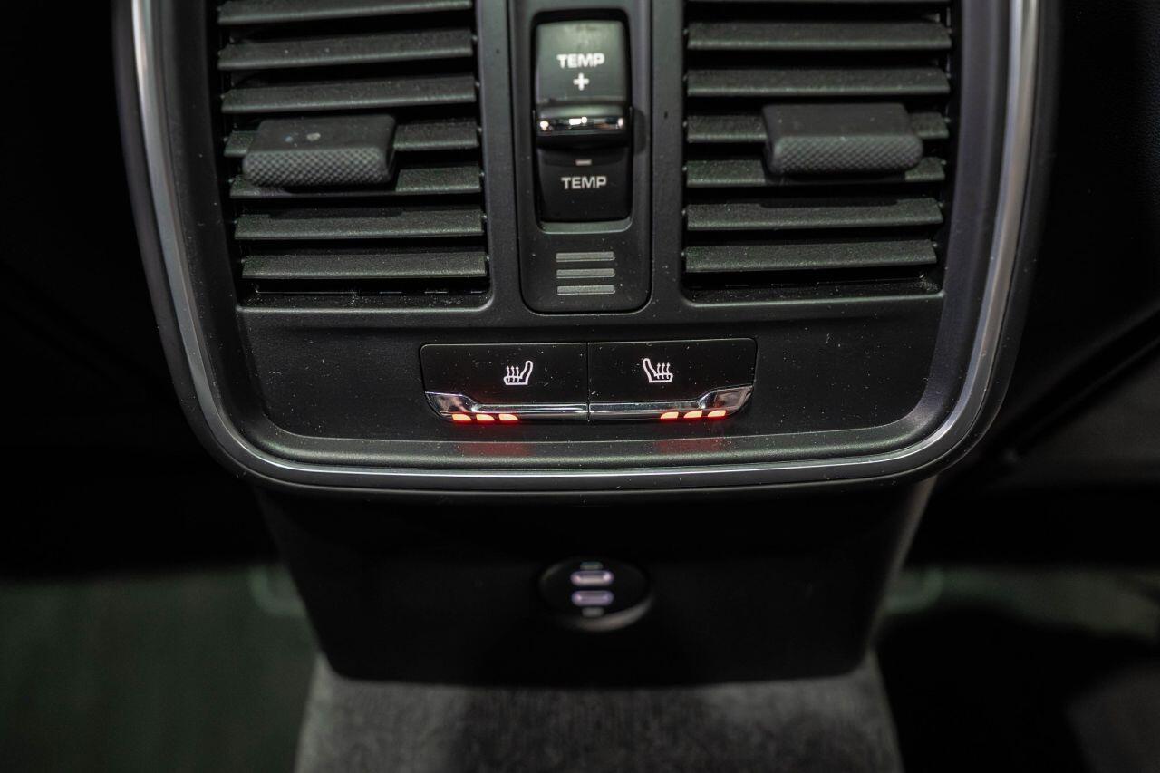 Porsche Macan view 38