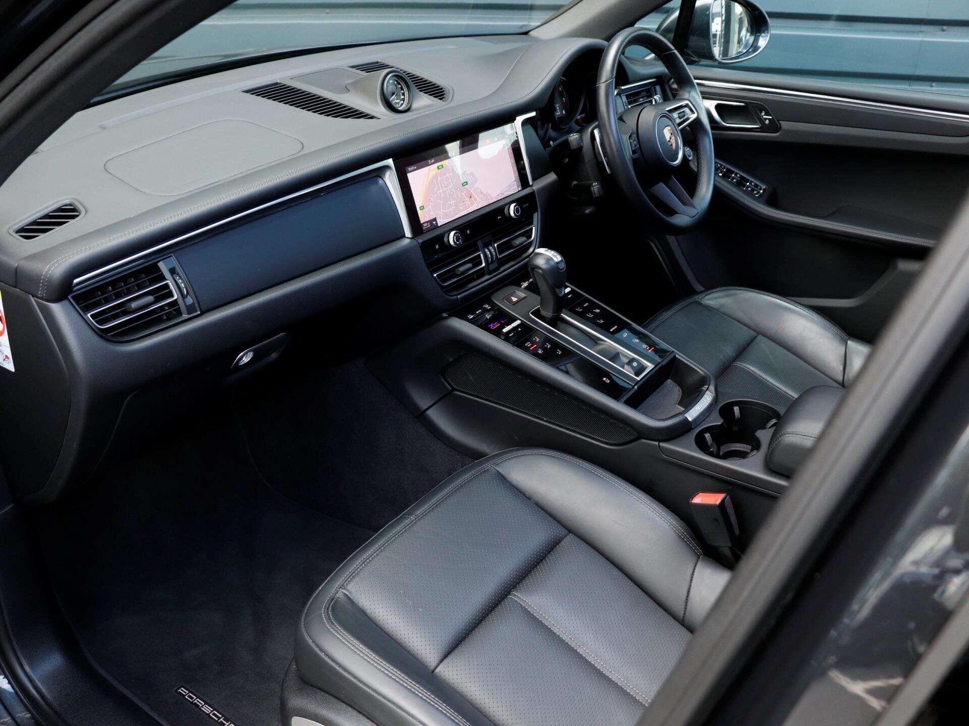 Porsche Macan view 9