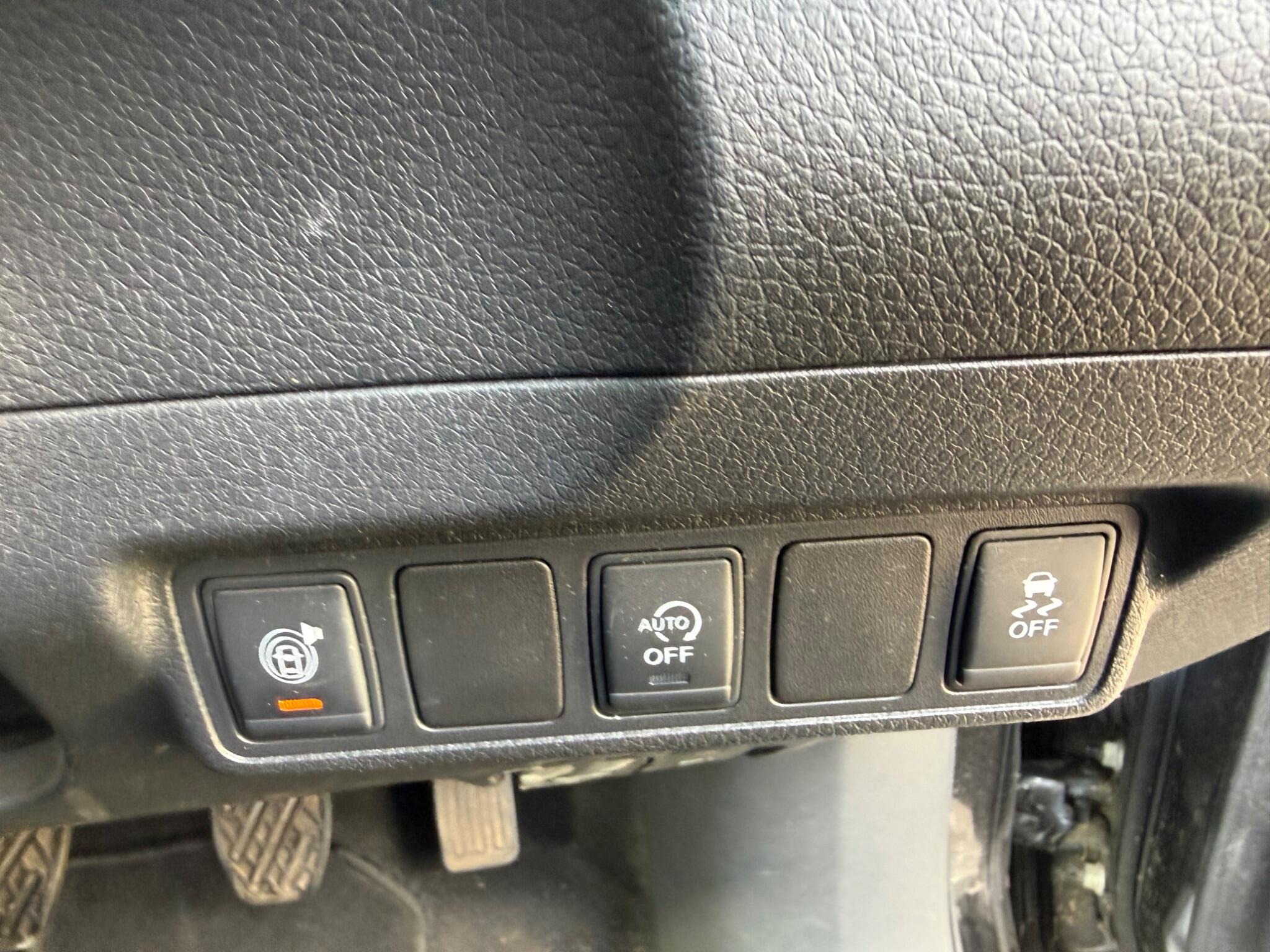 2016 Nissan Pulsar image 13