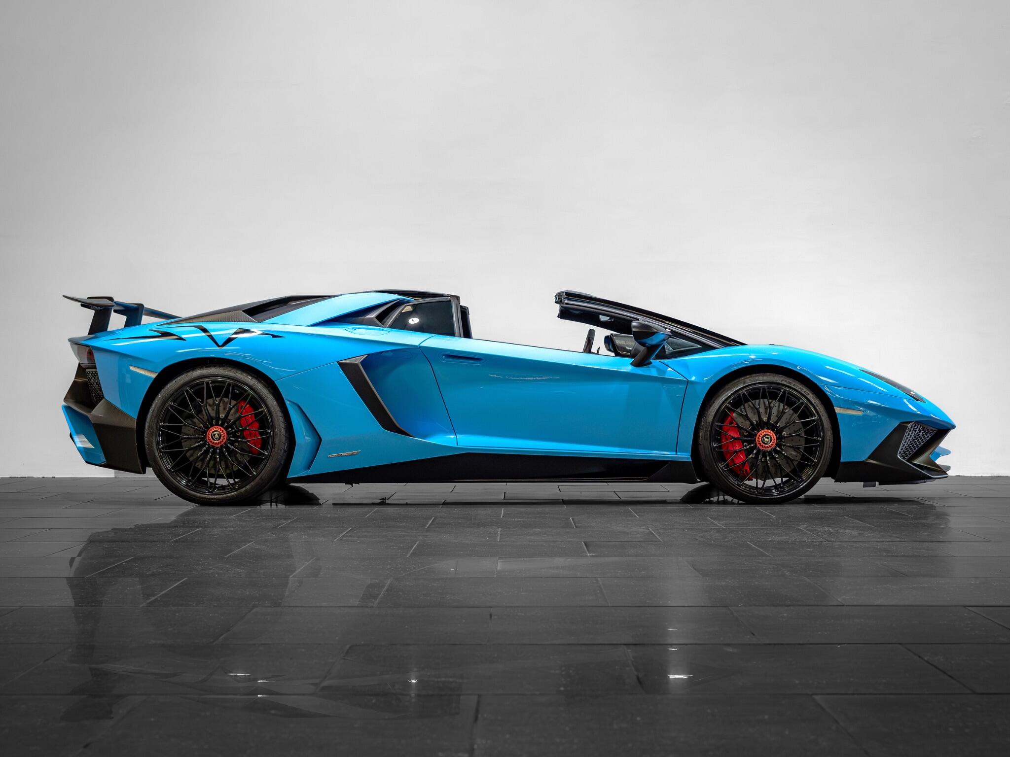 Lamborghini Aventador view 9