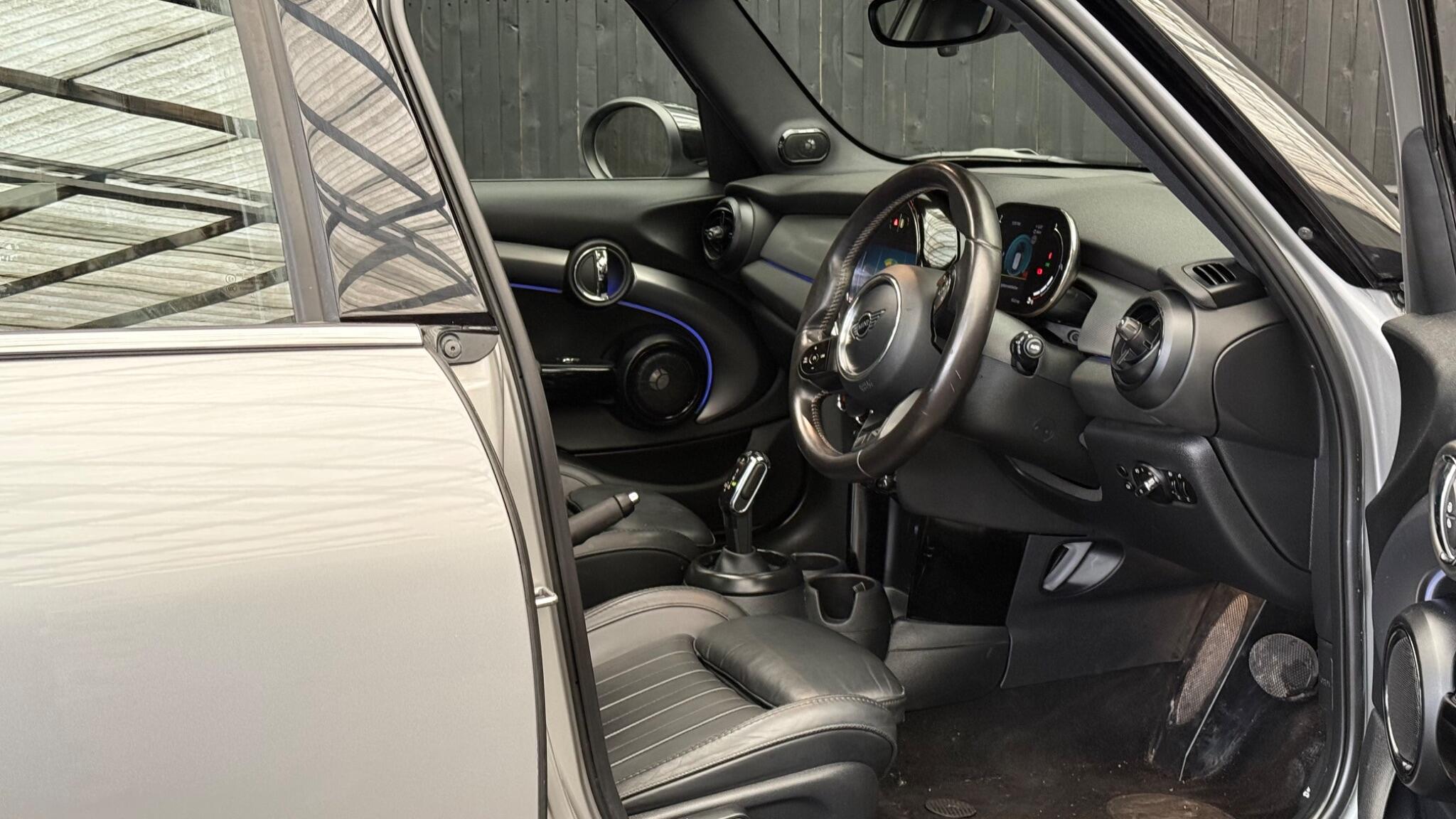Mini Hatch view 16