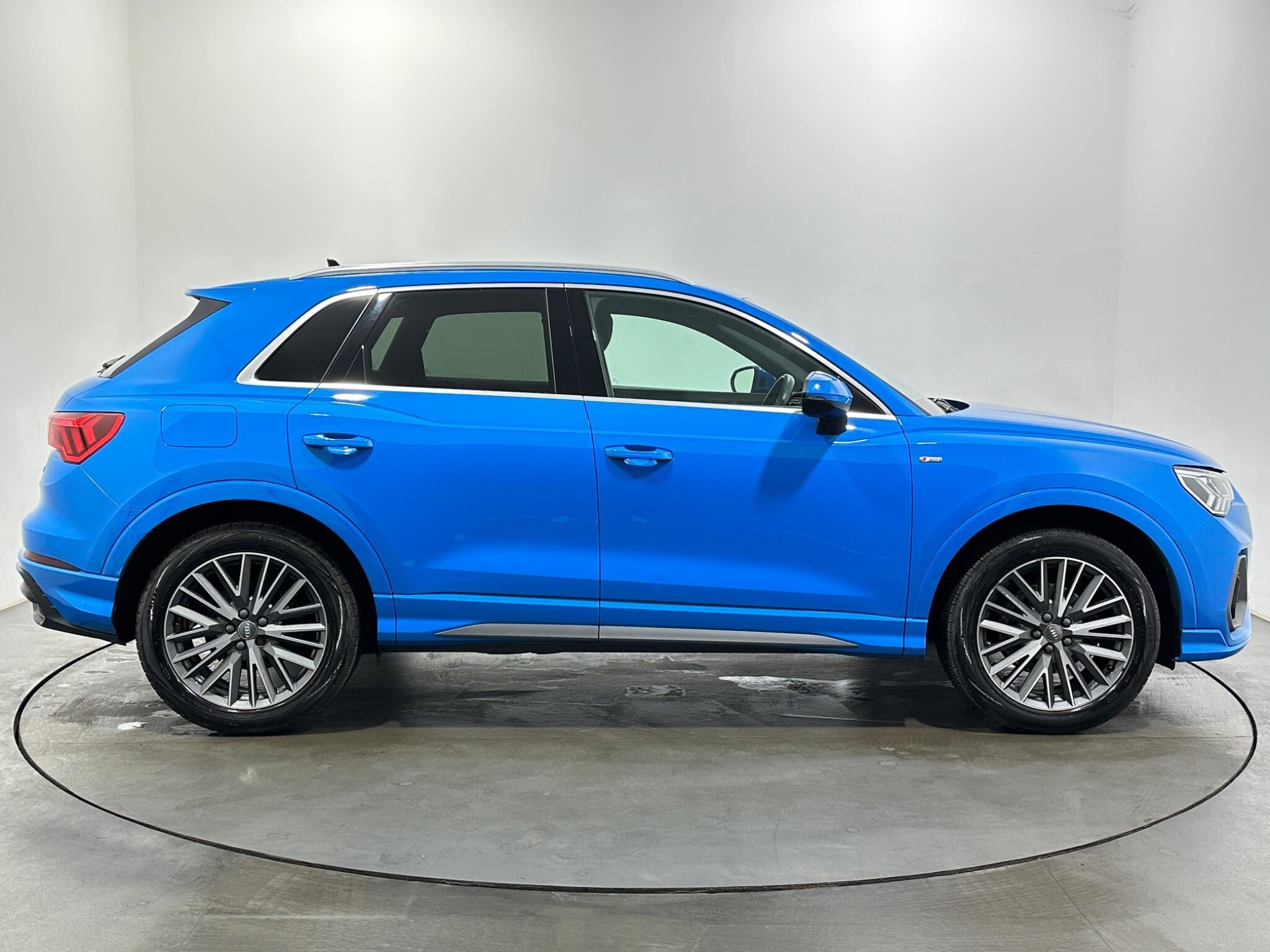 Audi Q3 view 9