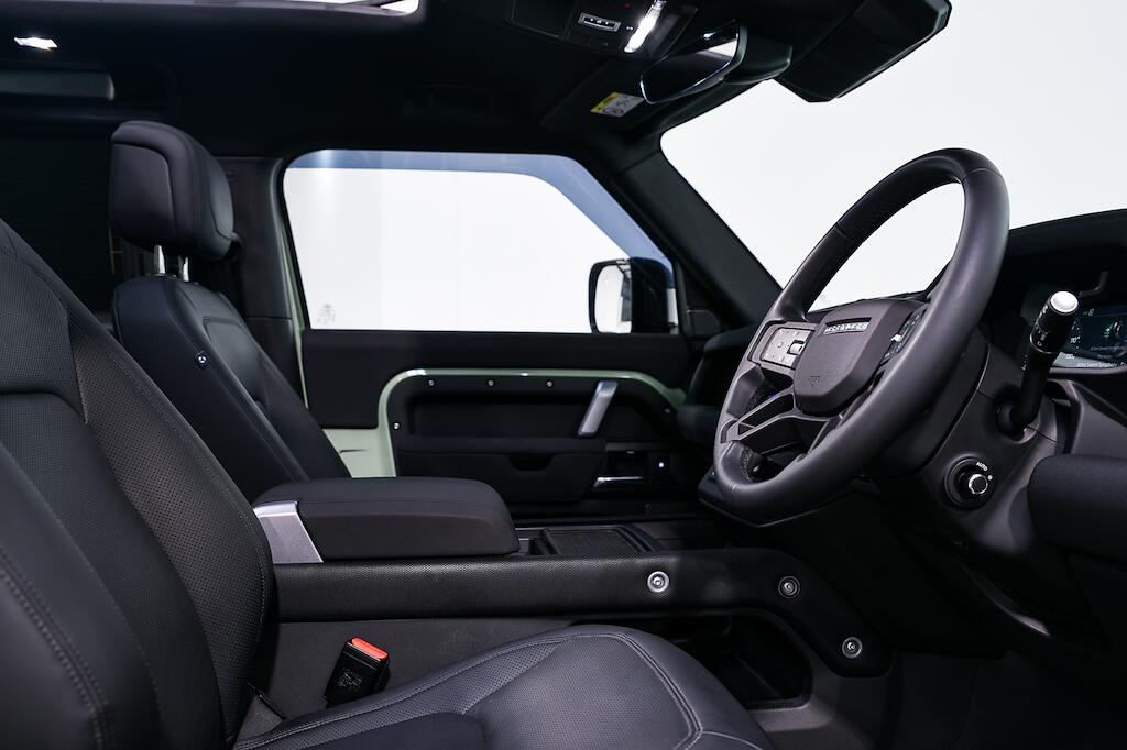 Land Rover Defender view 13