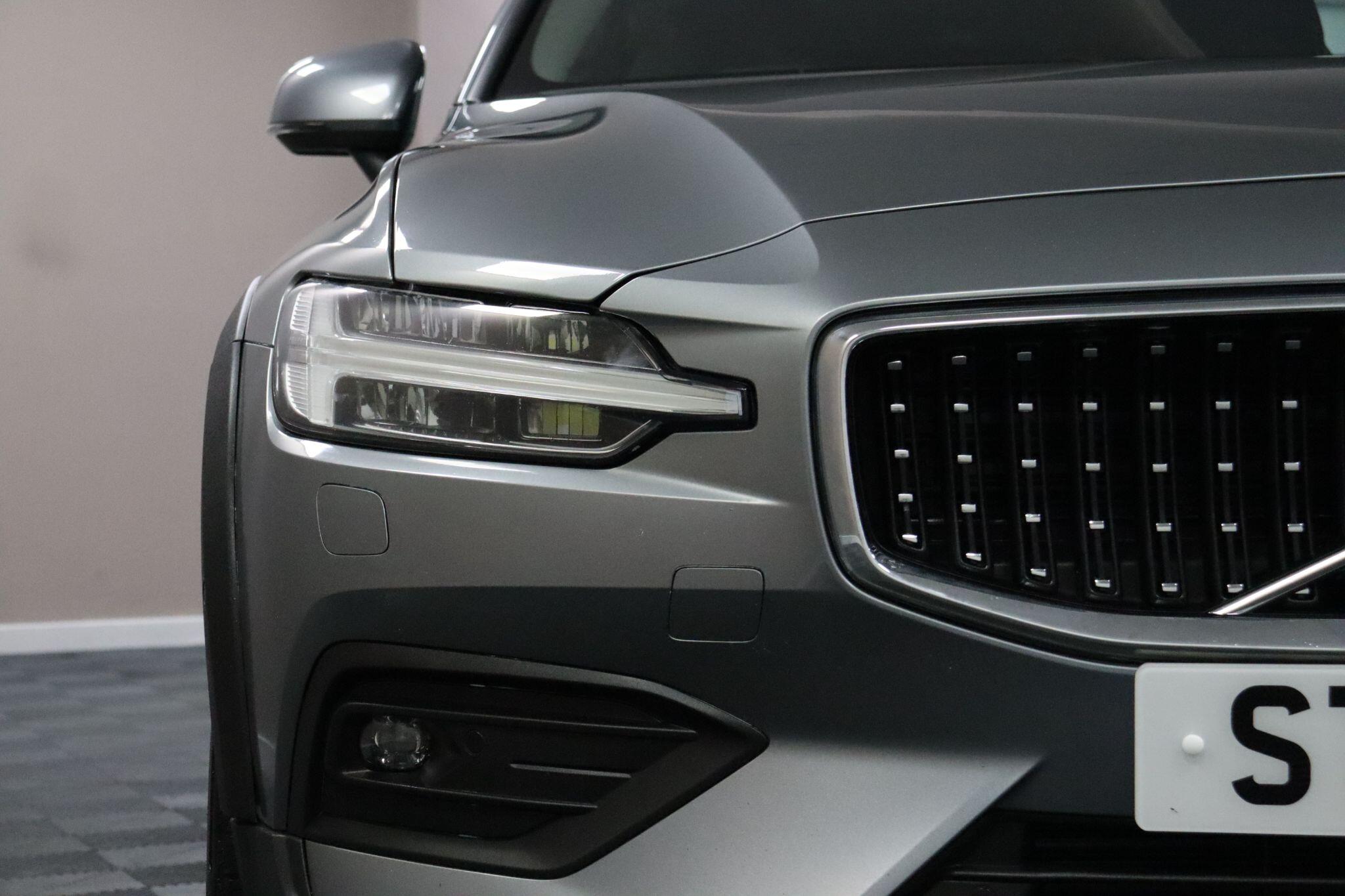 Volvo V60 Cross Country view 25