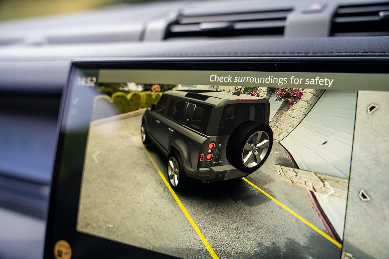 Land Rover Defender view 82