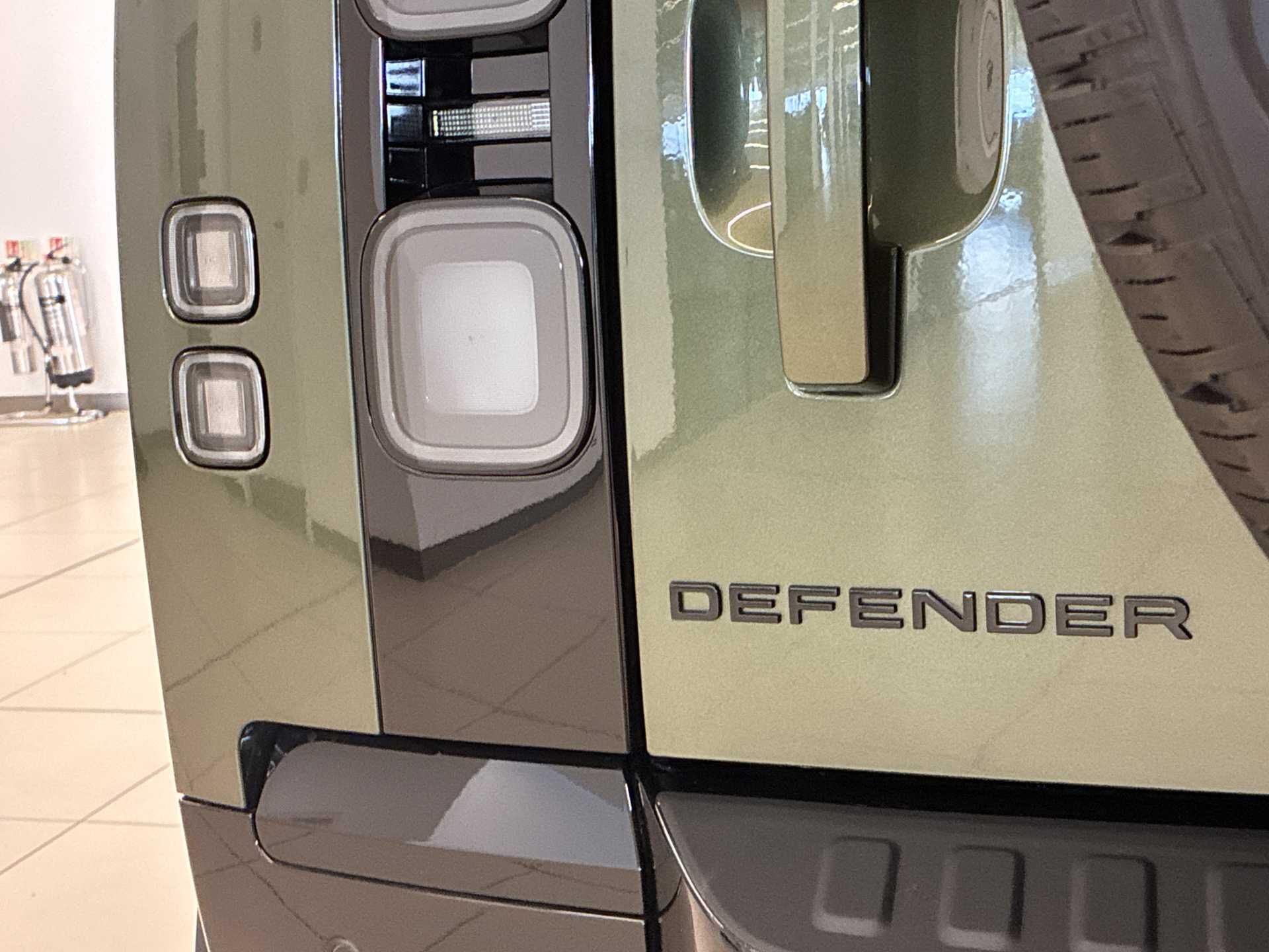 Land Rover Defender view 25