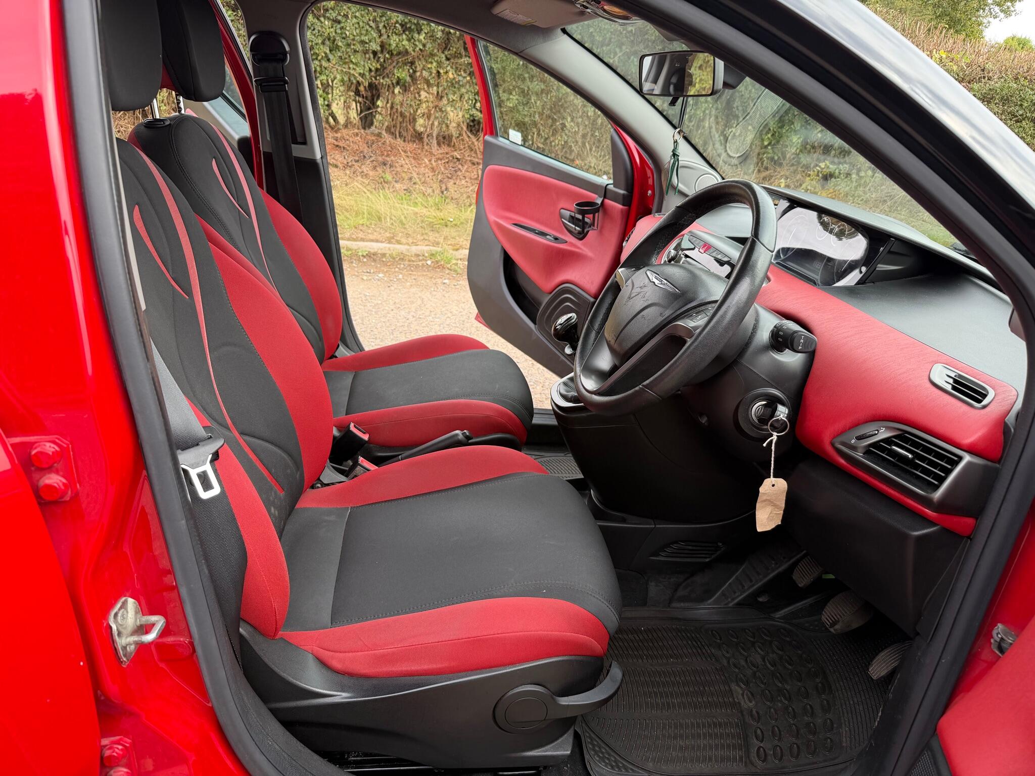 Chrysler Ypsilon view 3