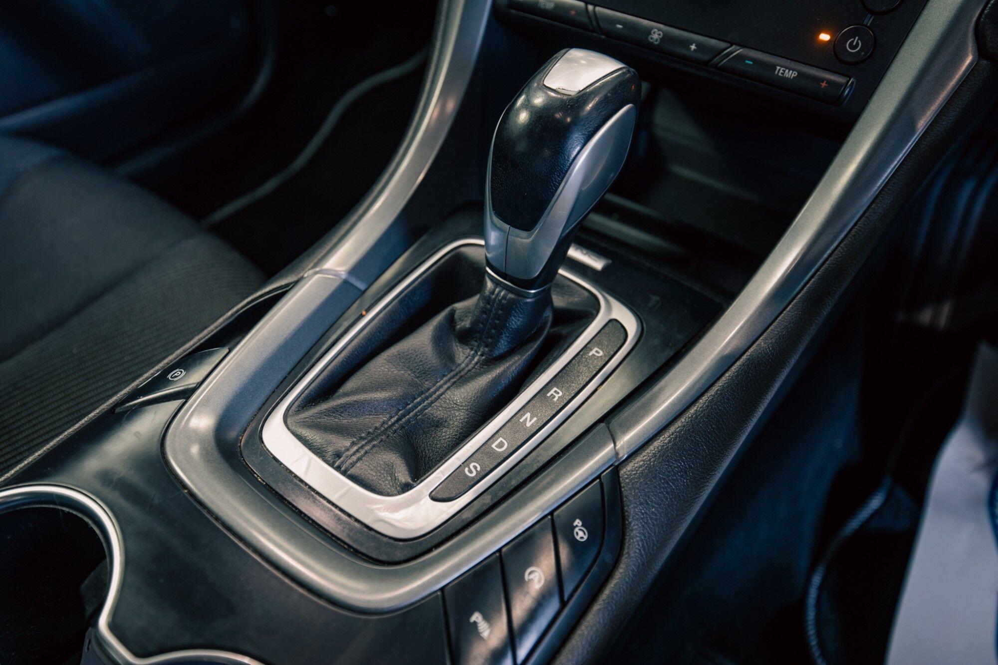 Ford Mondeo view 19