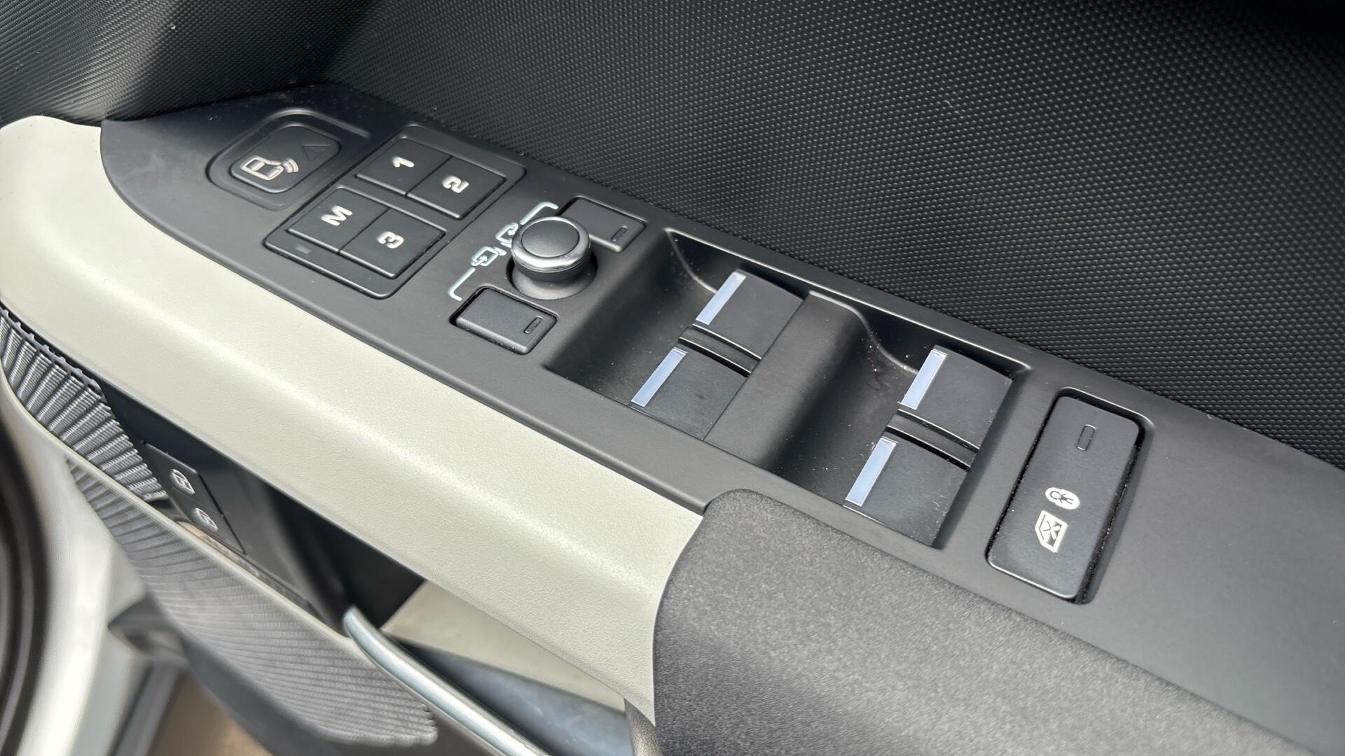 Land Rover Defender view 39