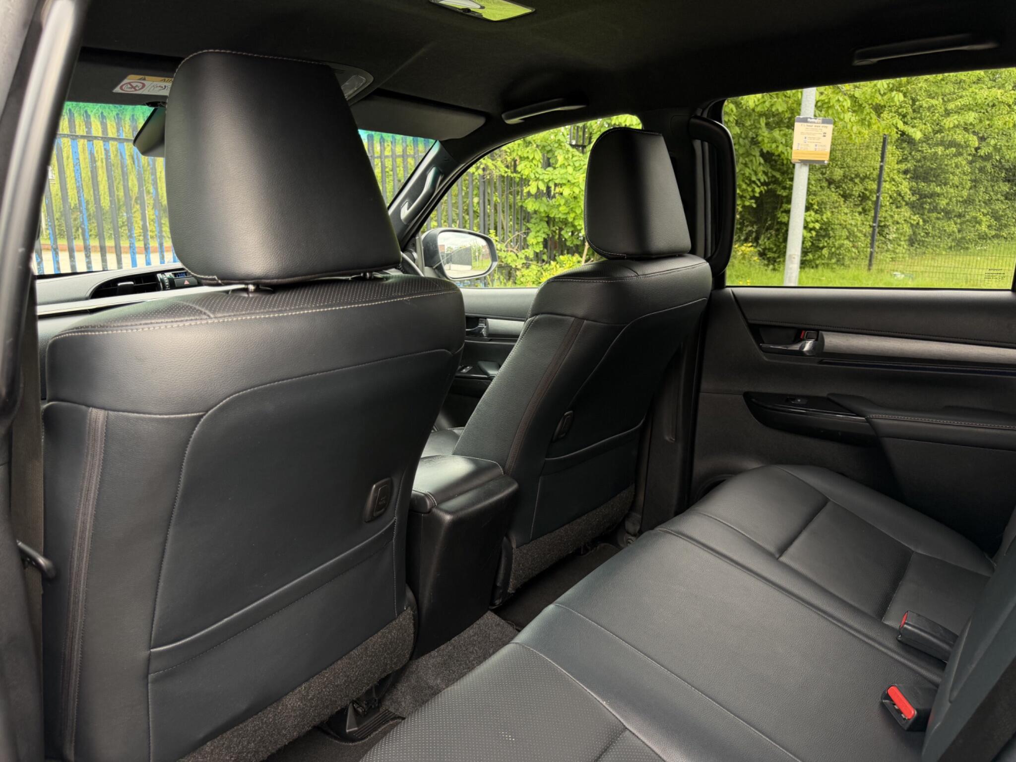 Toyota Hilux view 23
