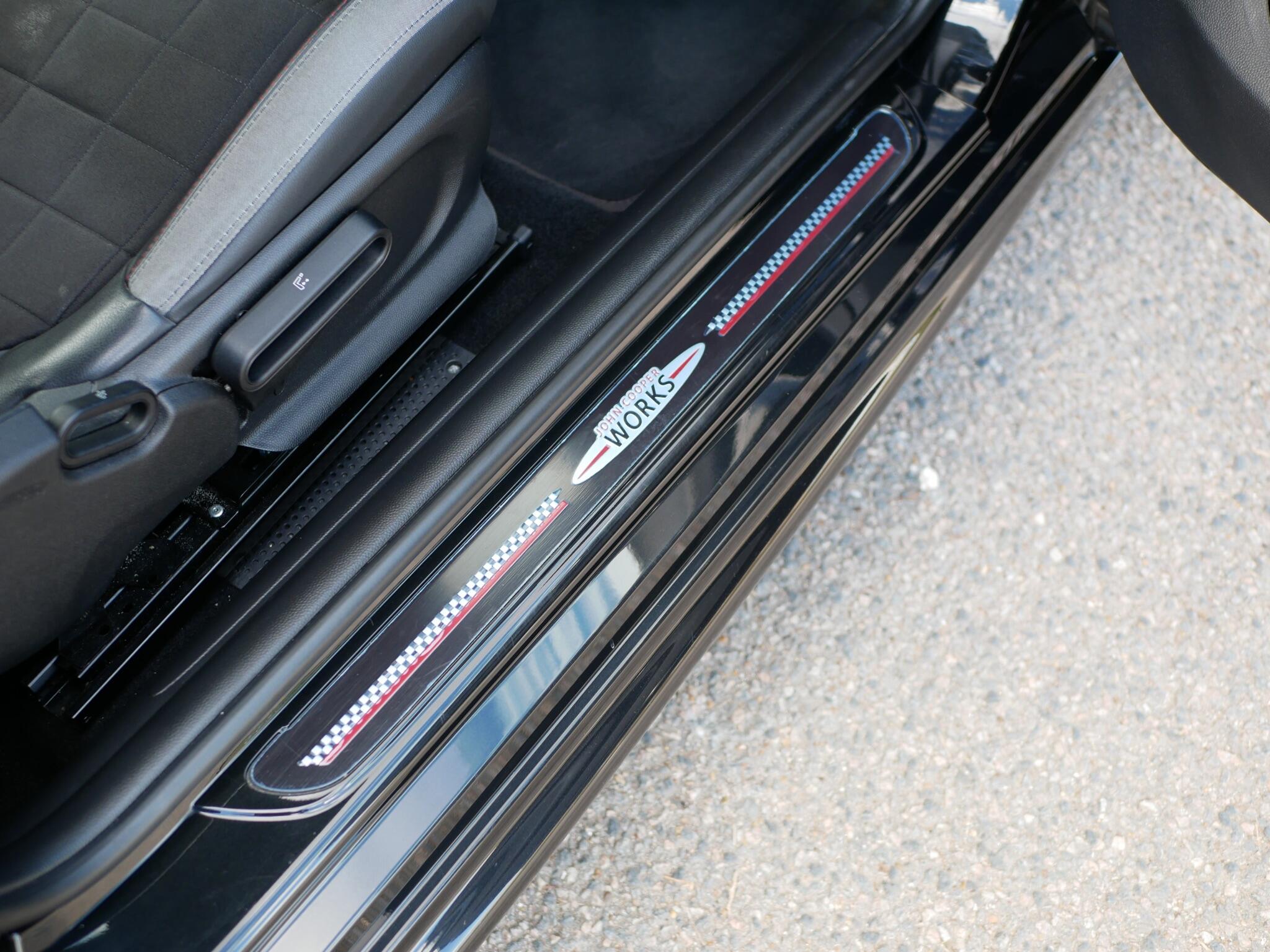 Mini Hatch view 18