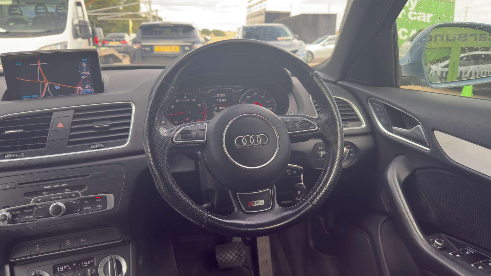 Audi Q3 view 16