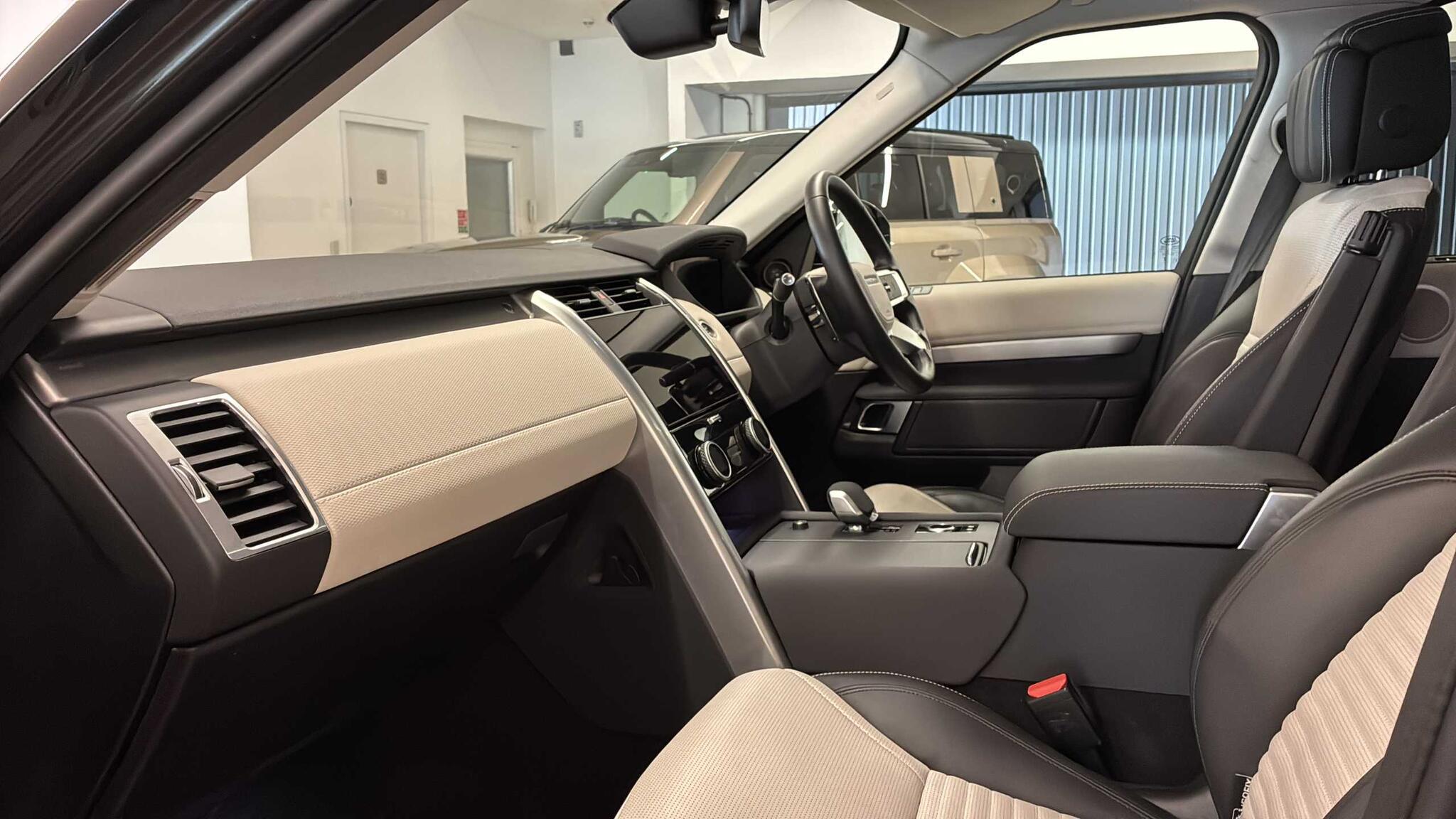 Land Rover Discovery view 3